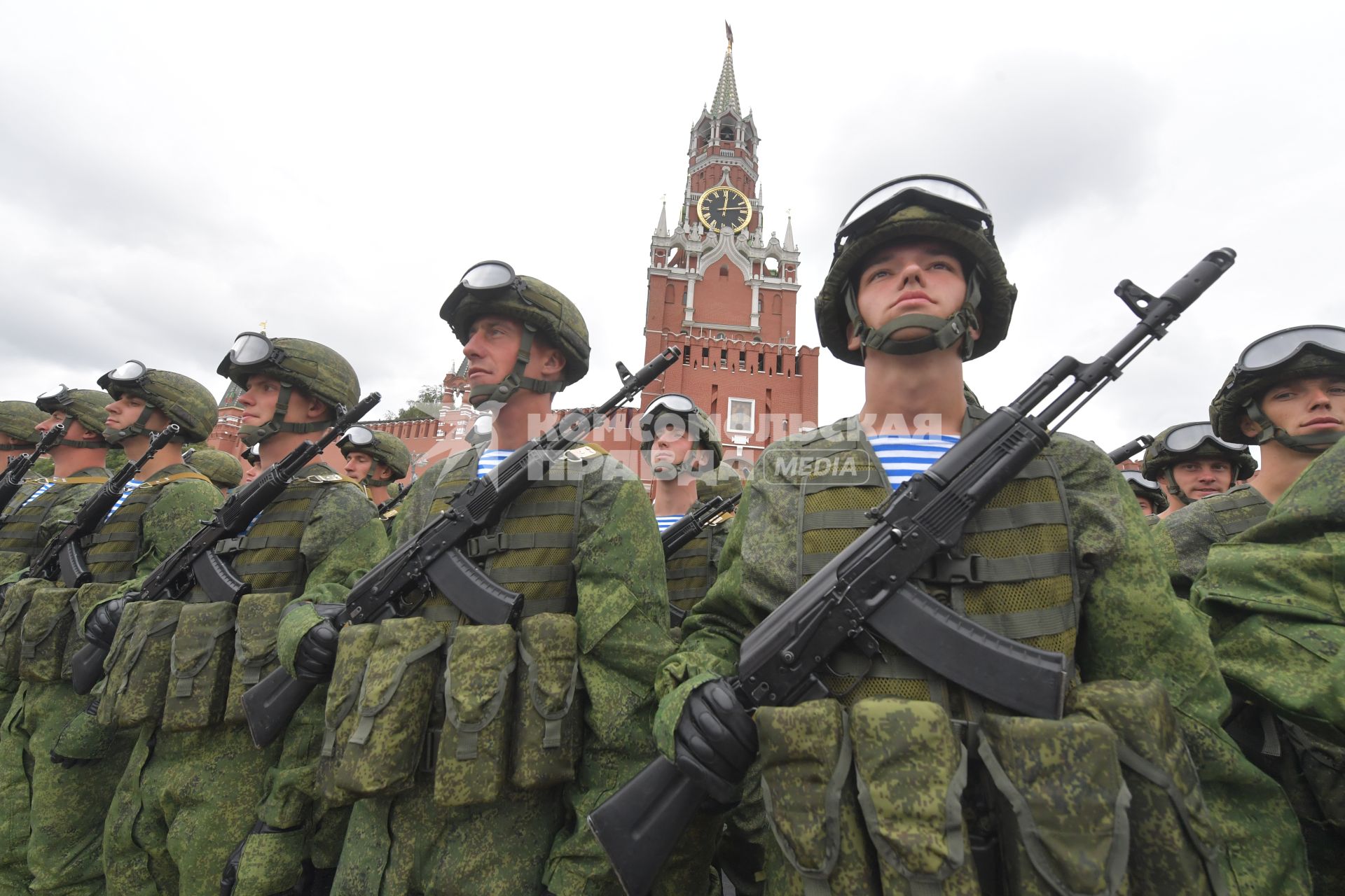 Москва. Курсанты Рязанского высшего воздушно-десантного командного училища имени генерала В.Ф. Маргелова на Красной площади во время празднования Дня ВДВ.