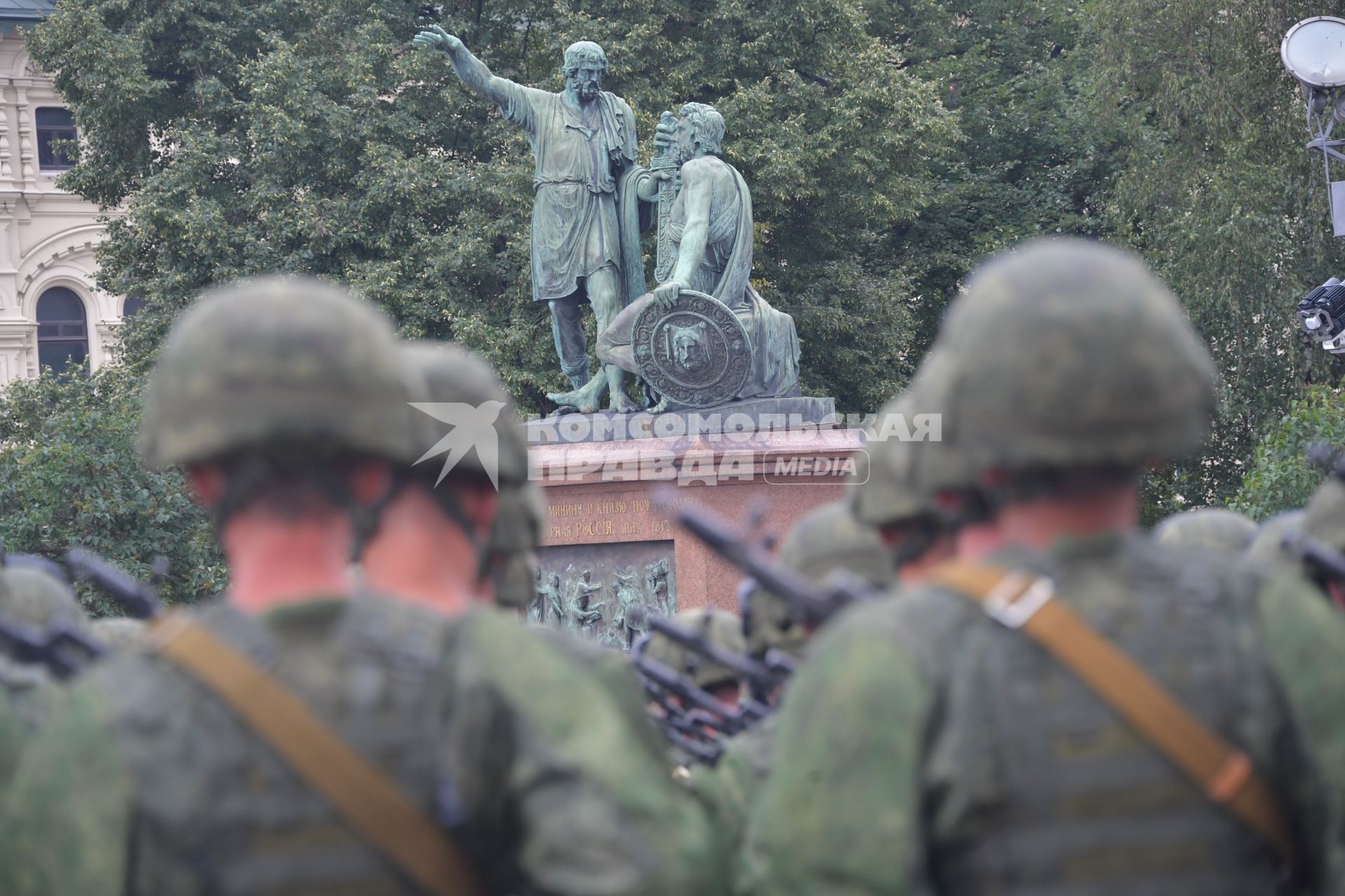 Москва. Курсанты Рязанского высшего воздушно-десантного командного училища имени генерала В.Ф. Маргелова на Красной площади во время празднования Дня ВДВ.