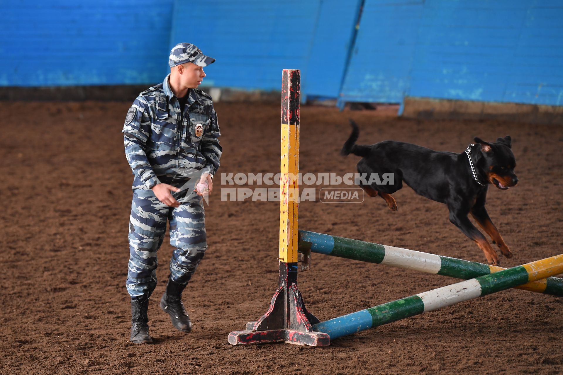 Москва. Полицейский кинолог с собакой.