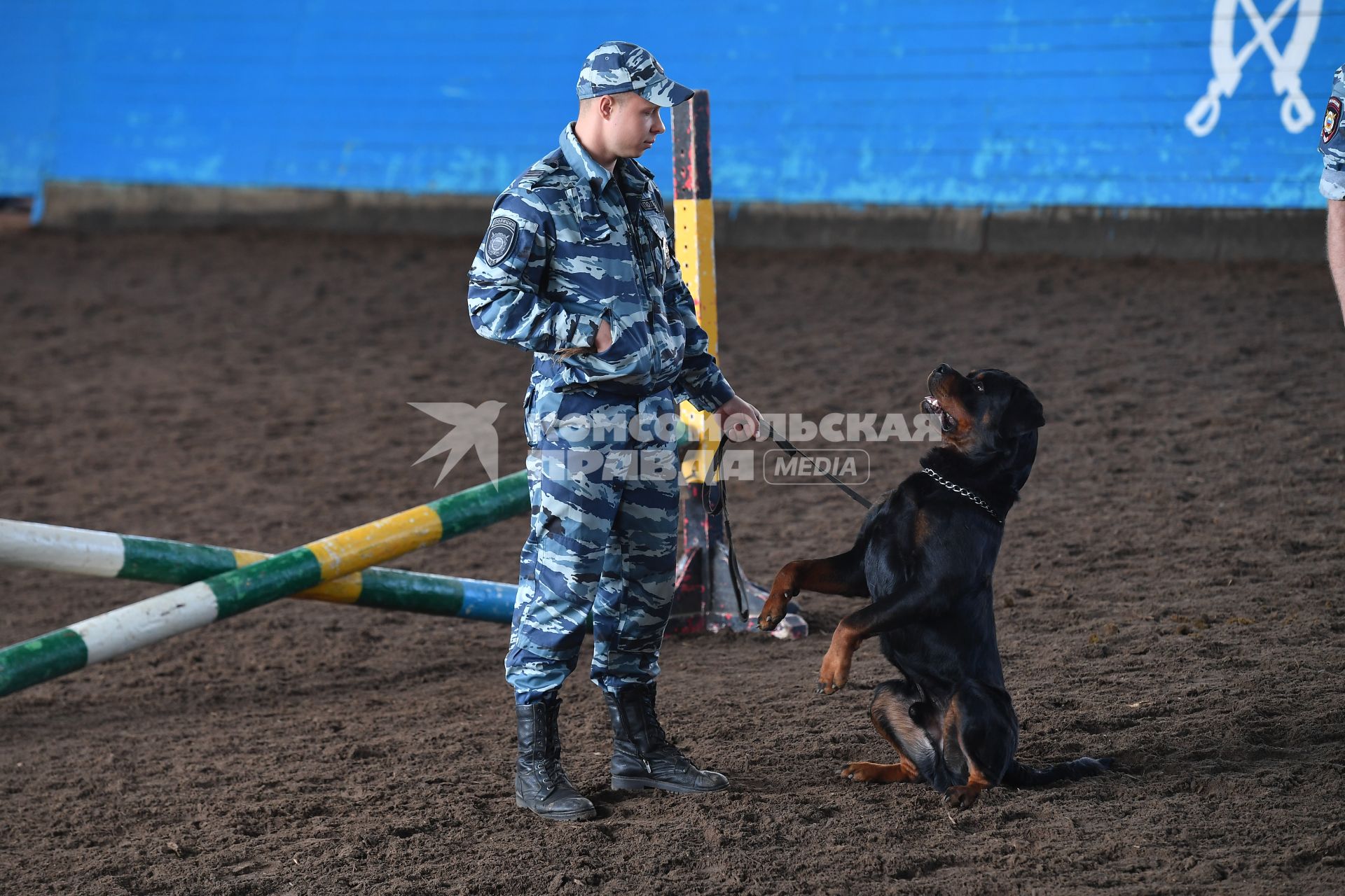 Москва. Полицейский кинолог с собакой.