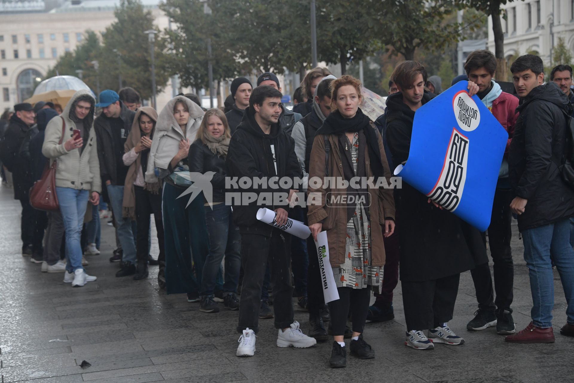 Москва. Очередь из желающих принять участие в одиночном пикете у здания администрации президента РФ в поддержку задержанных участников несанкционированных акций .