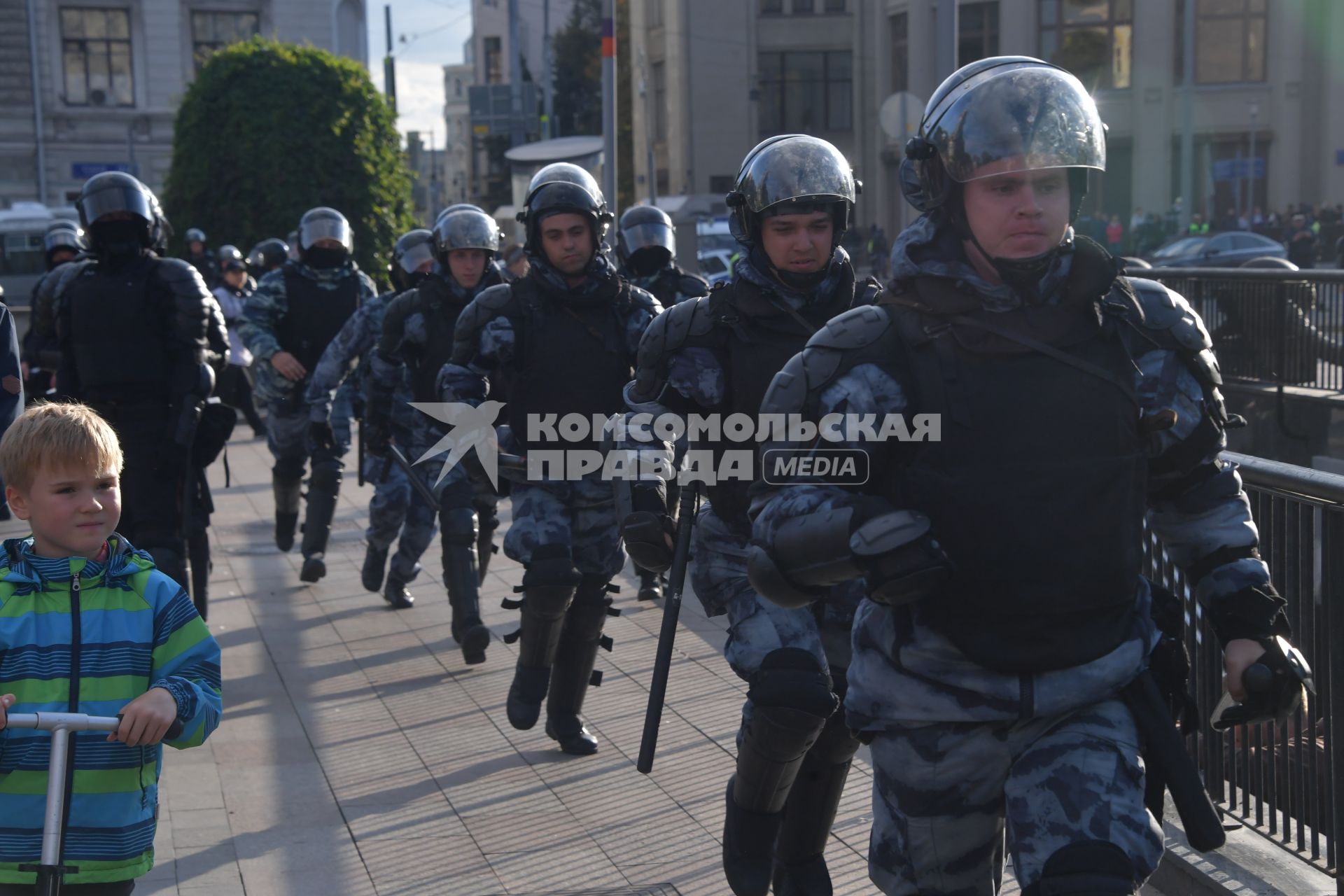 Москва.  Сотрудники полиции во время акции в поддержку независимых кандидатов в депутаты Мосгордумы на проспекте Сахарова.