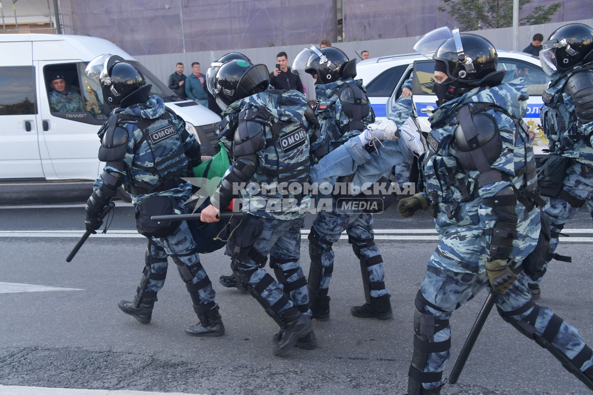 Москва.  Сотрудники ОМОНа во время акции в поддержку независимых кандидатов в депутаты Мосгордумы на проспекте Сахарова.