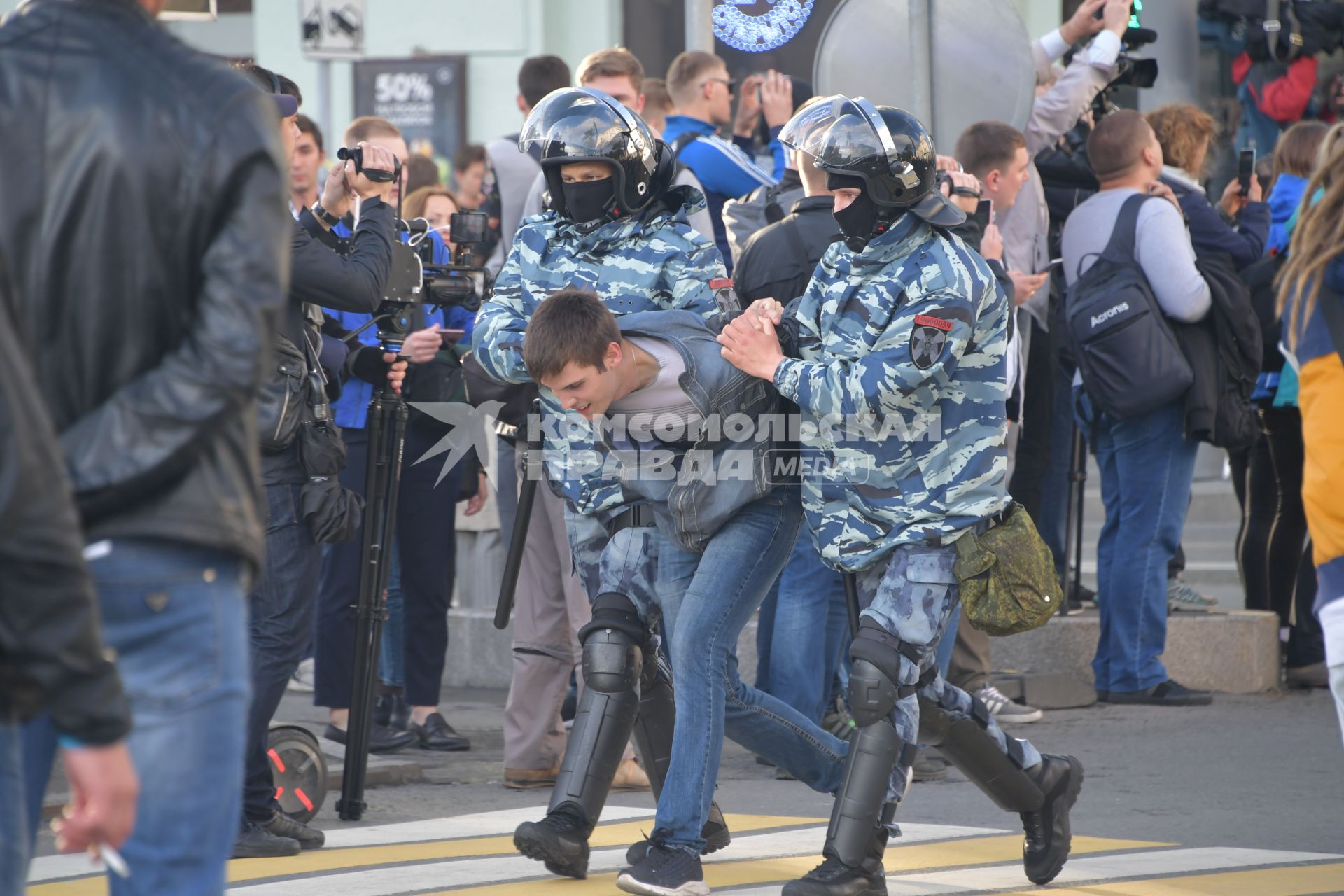 Москва. Сотрудники Росгвардии во время акции в поддержку независимых кандидатов в депутаты Мосгордумы на проспекте Сахарова.