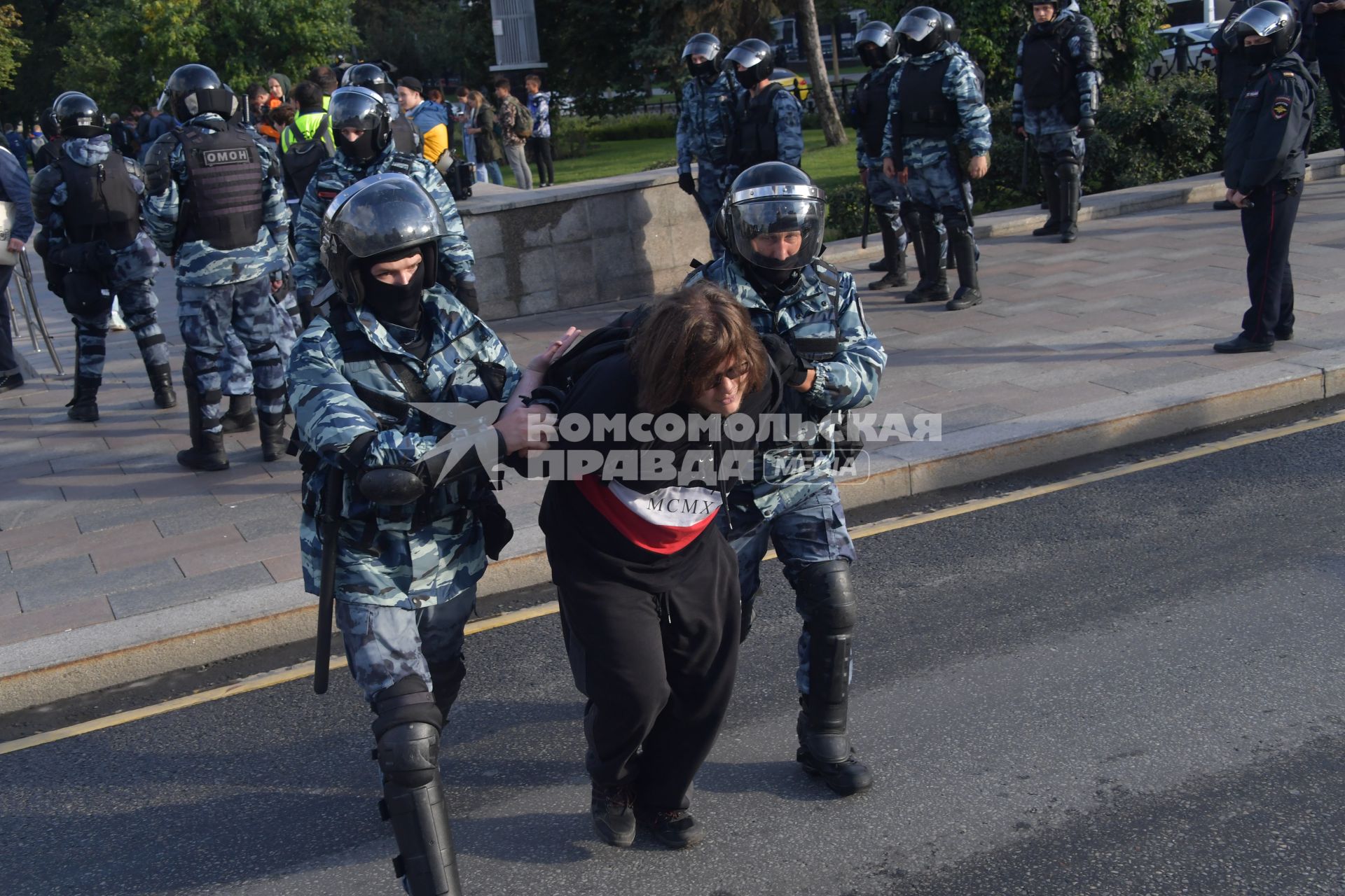 Москва.  Сотрудники полиции во время акции в поддержку независимых кандидатов в депутаты Мосгордумы на проспекте Сахарова.