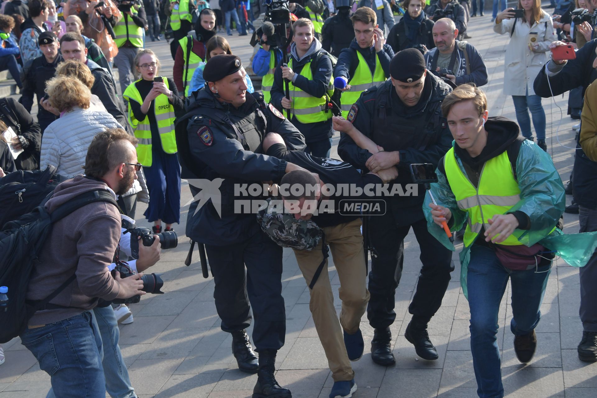 Москва.  Сотрудники полиции во время акции в поддержку независимых кандидатов в депутаты Мосгордумы на проспекте Сахарова.