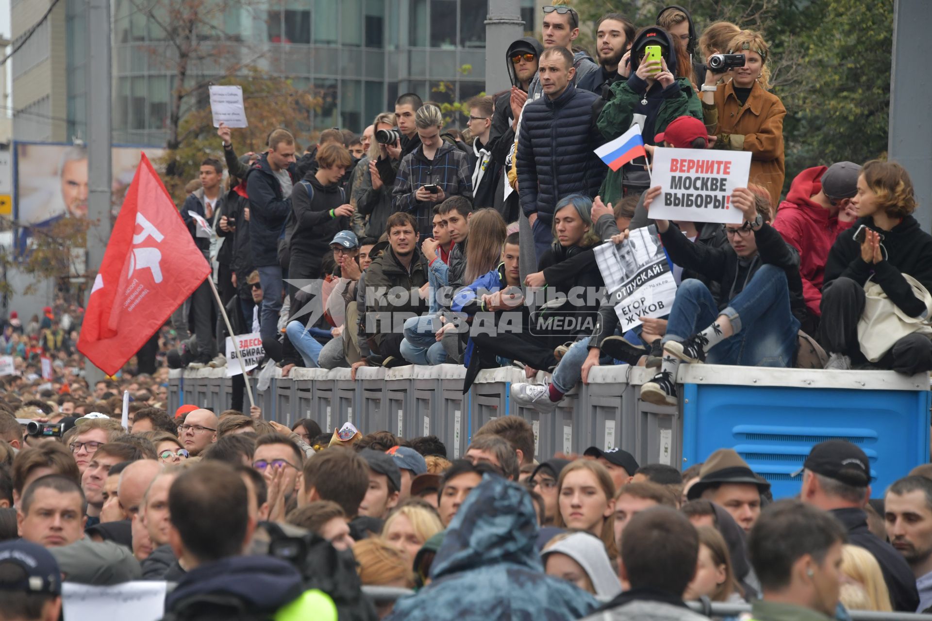 Москва.  Участники акции в поддержку независимых кандидатов в депутаты Мосгордумы на проспекте Сахарова.