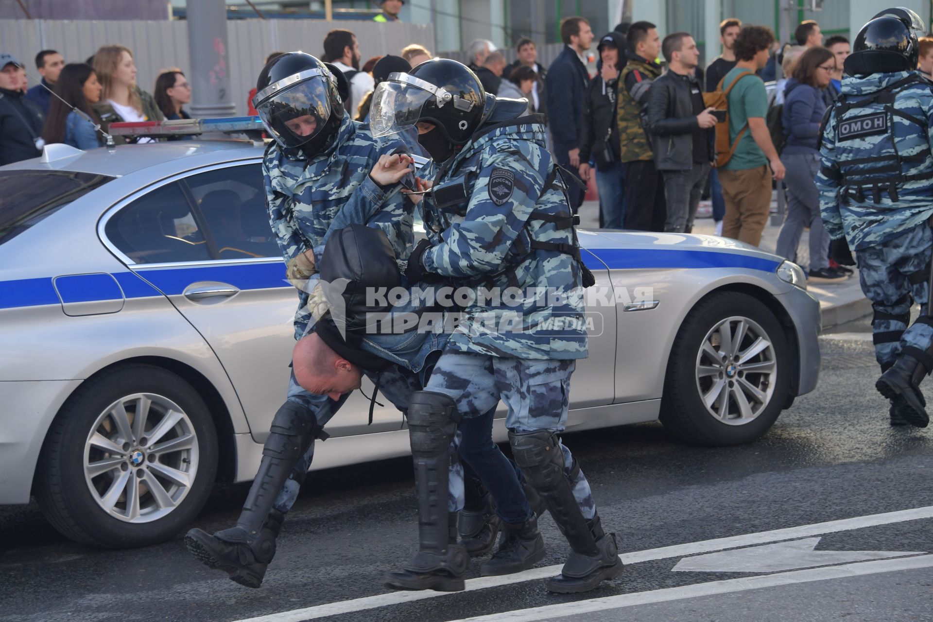 Москва.  Сотрудники полиции во время акции в поддержку независимых кандидатов в депутаты Мосгордумы на проспекте Сахарова.