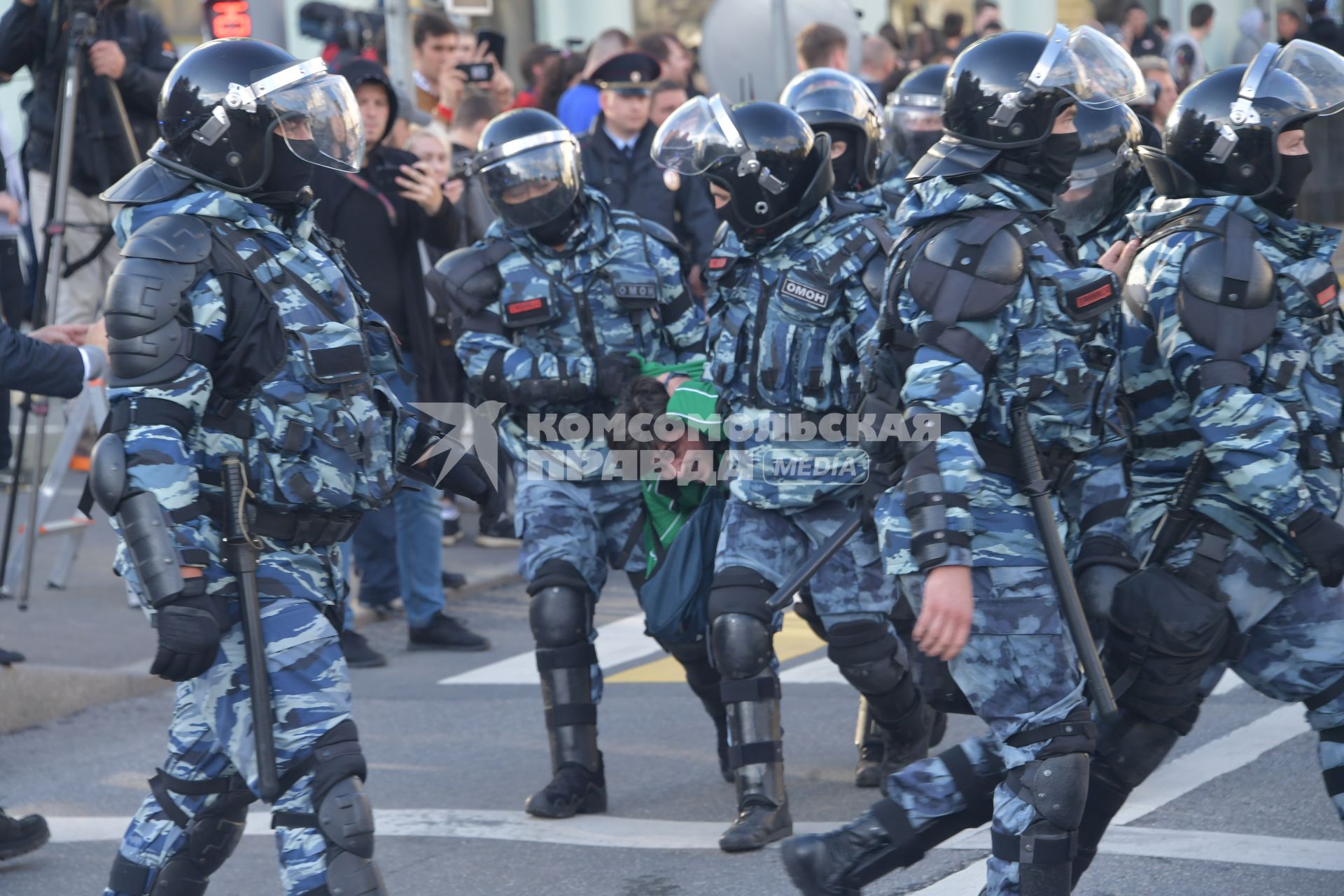 Москва.  Сотрудники ОМОНа во время акции в поддержку независимых кандидатов в депутаты Мосгордумы на проспекте Сахарова.