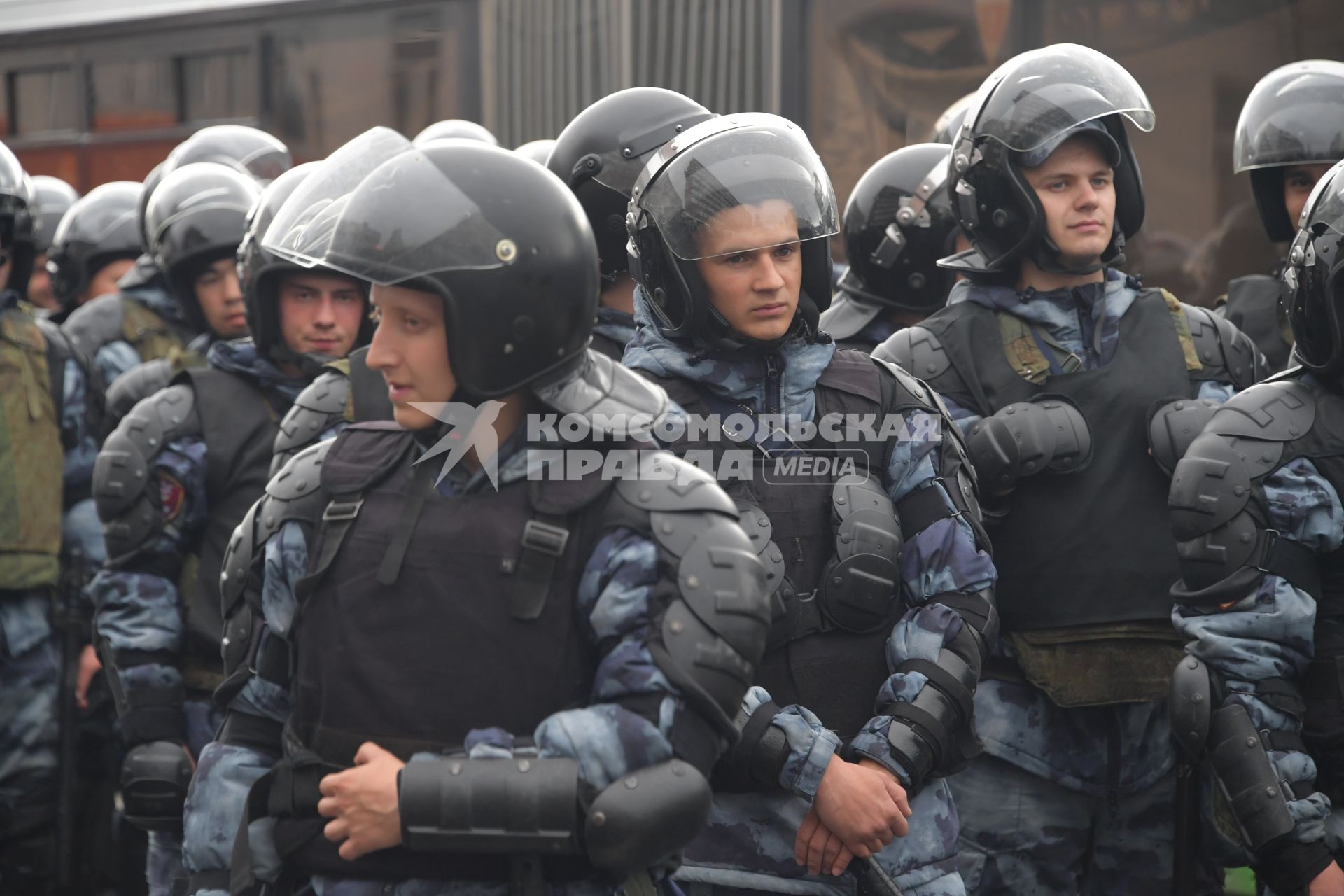 Москва.  Сотрудники полиции во время акции в поддержку независимых кандидатов в депутаты Мосгордумы на проспекте Сахарова.