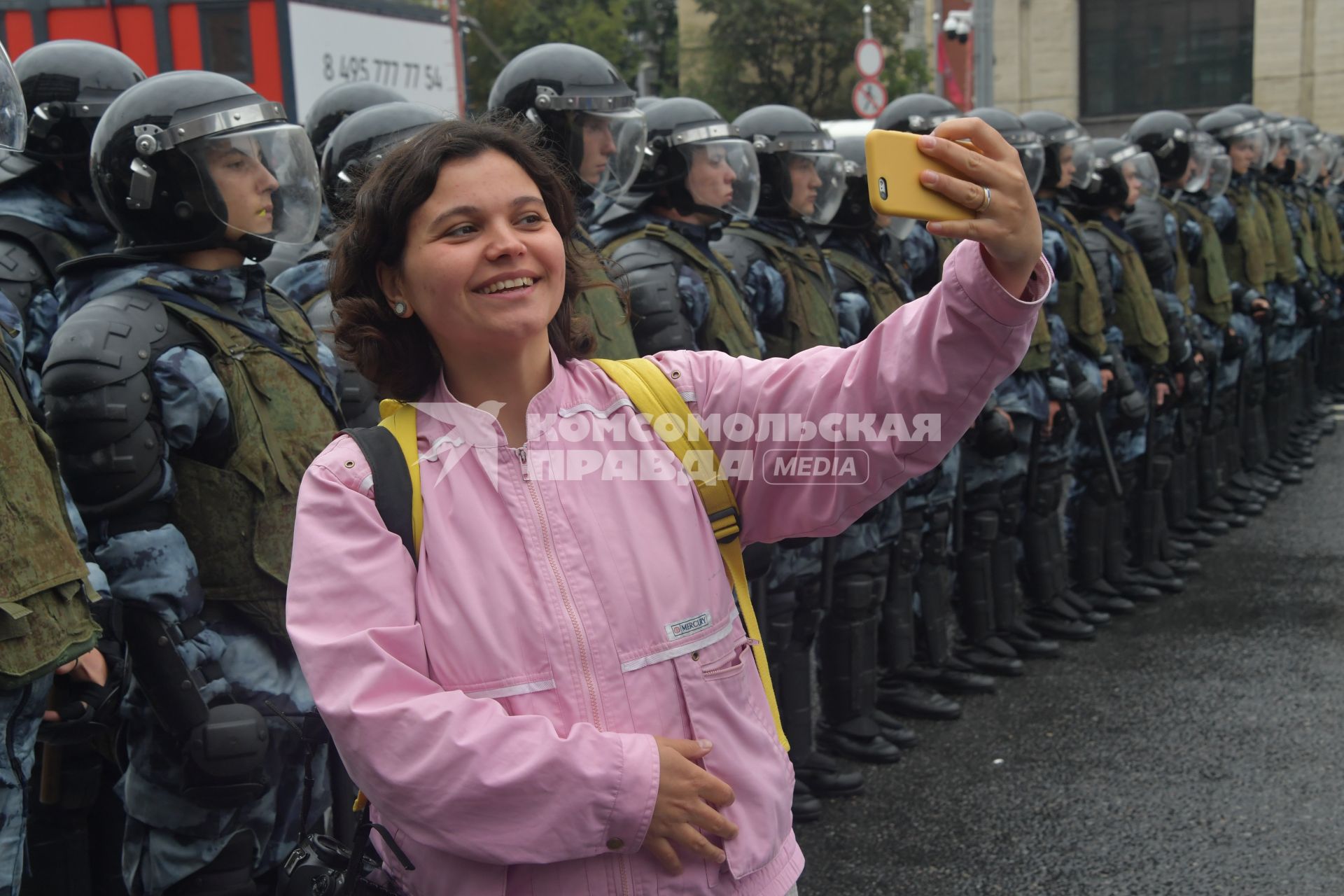 Москва.  Сотрудники полиции во время акции в поддержку независимых кандидатов в депутаты Мосгордумы на проспекте Сахарова.