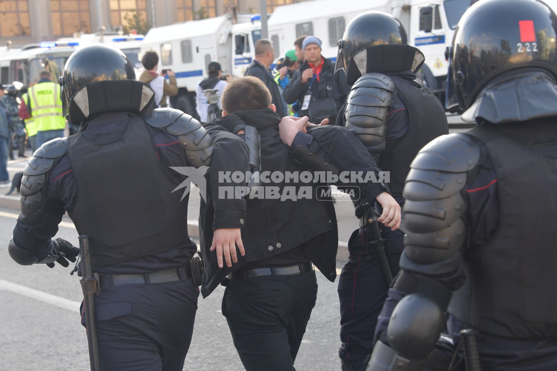 Москва.  Сотрудники полиции во время акции в поддержку независимых кандидатов в депутаты Мосгордумы на проспекте Сахарова.