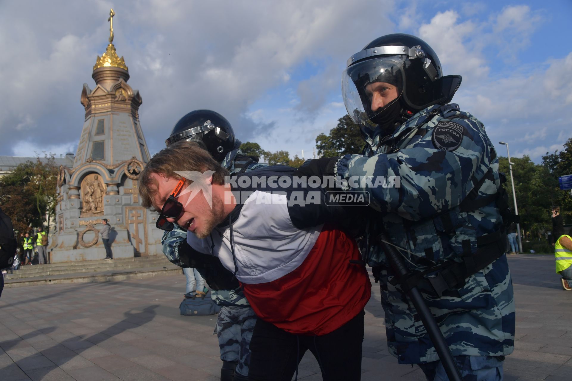 Москва.  Сотрудники полиции во время акции в поддержку независимых кандидатов в депутаты Мосгордумы на проспекте Сахарова.