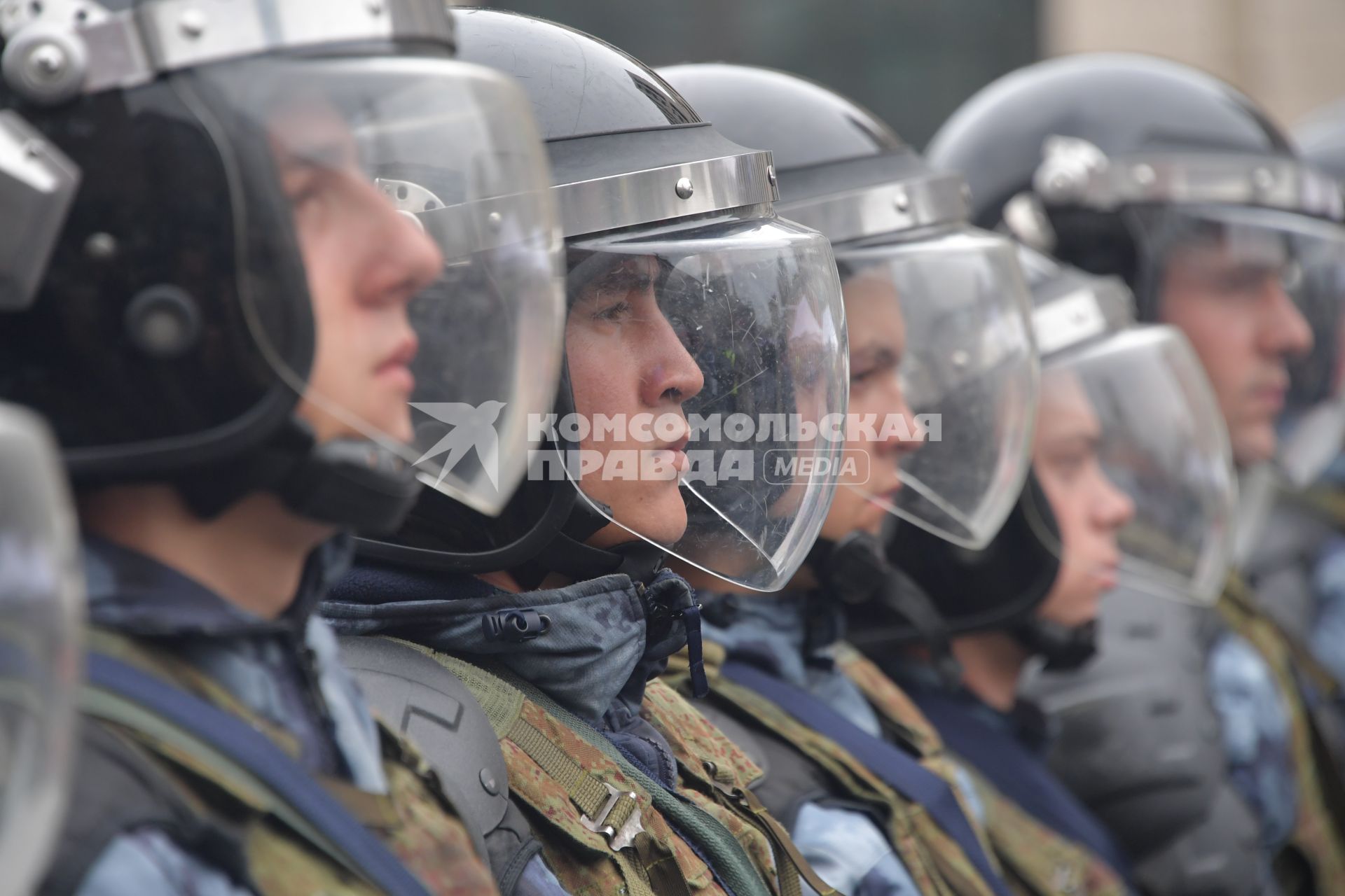 Москва.  Сотрудники полиции во время акции в поддержку независимых кандидатов в депутаты Мосгордумы на проспекте Сахарова.