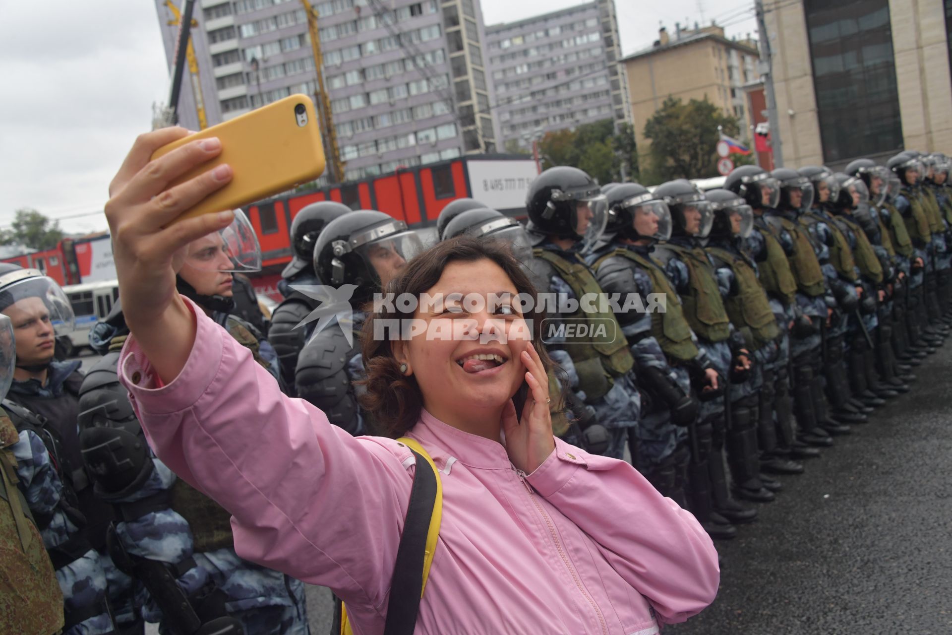 Москва.  Сотрудники полиции во время акции в поддержку независимых кандидатов в депутаты Мосгордумы на проспекте Сахарова.