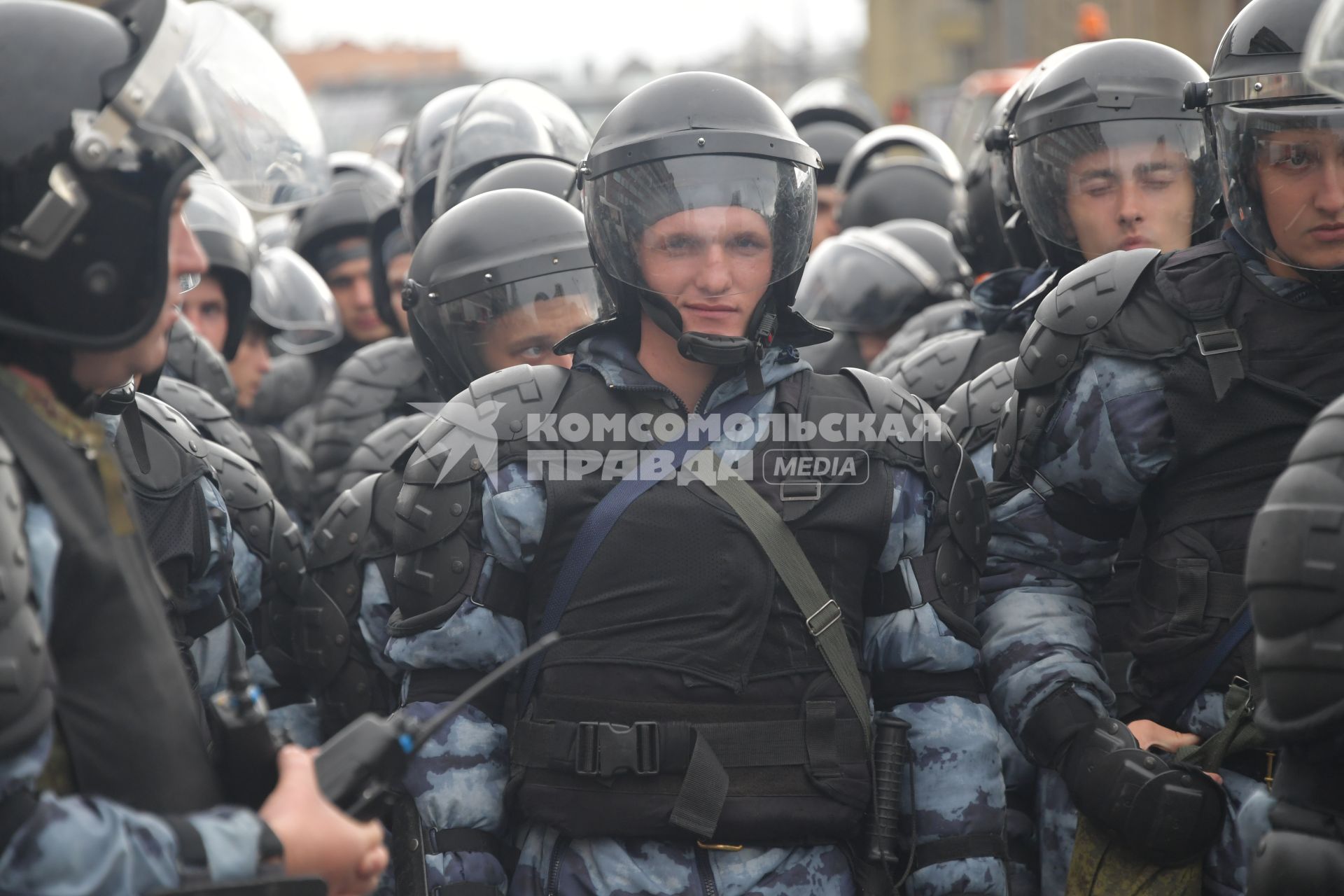 Москва.  Сотрудники полиции во время акции в поддержку независимых кандидатов в депутаты Мосгордумы на проспекте Сахарова.