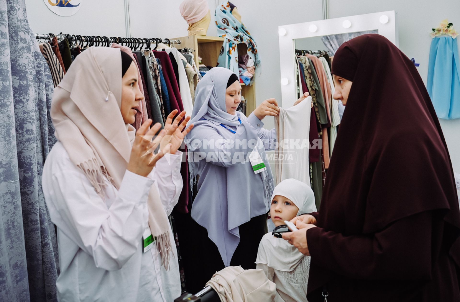 Самара. Женщины в мусульманских платках.
