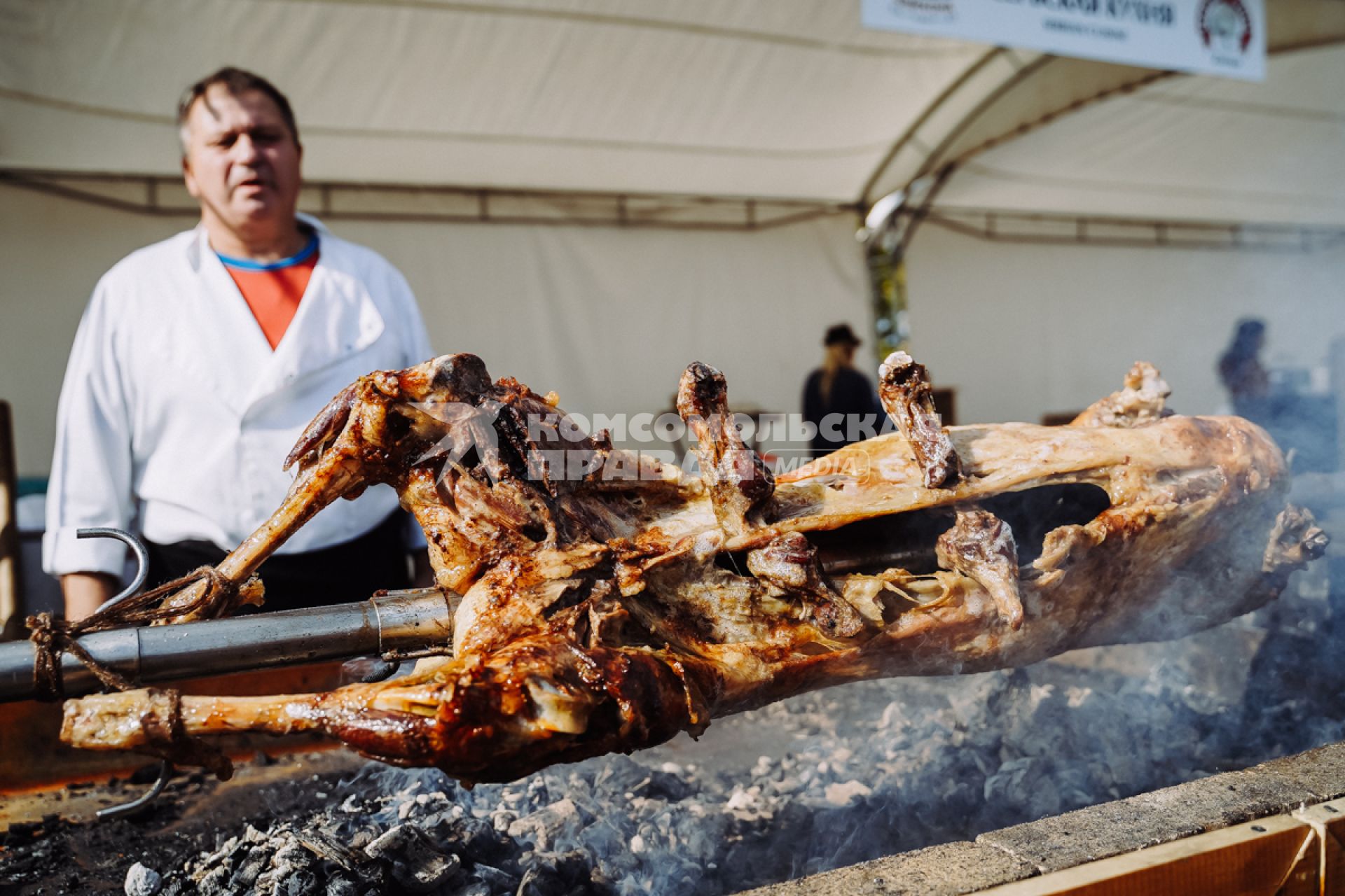 Самара. Приготовления мяса на вертеле во время Гастрономического фестиваля.