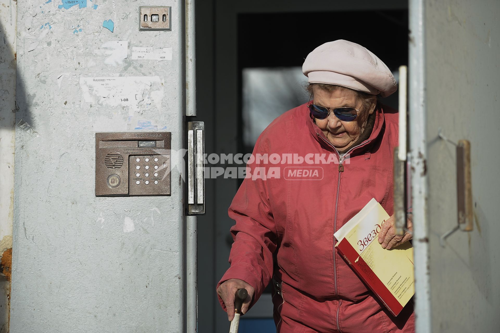 Екатеринбург. Бабушка выходит из подъезда