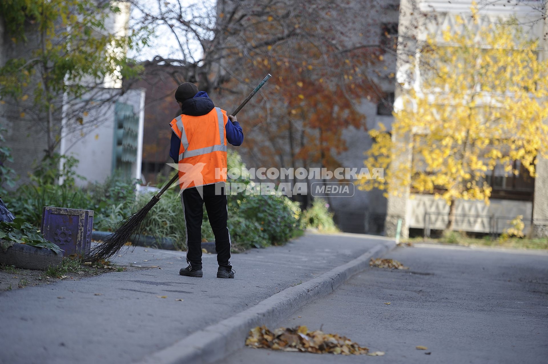 Екатеринбург. Дворник прибирает во дворе жилого дома