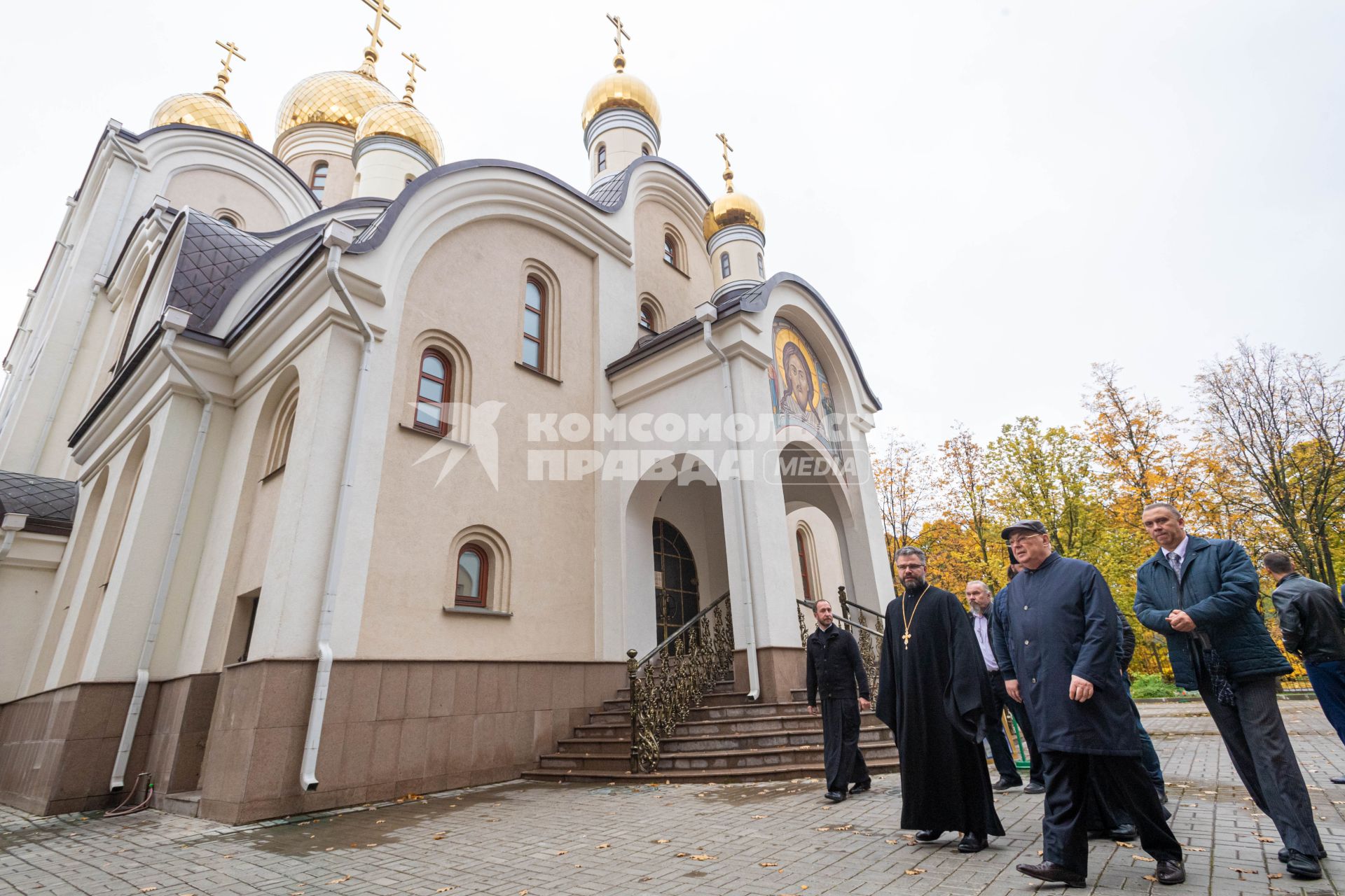 Москва. Член комитета Госдумы РФ по транспорту и строительству Владимир Ресин (в центре) во время посещения  недавно построенного   храма  Матроны Московской  на улице Софьи Ковалевской.