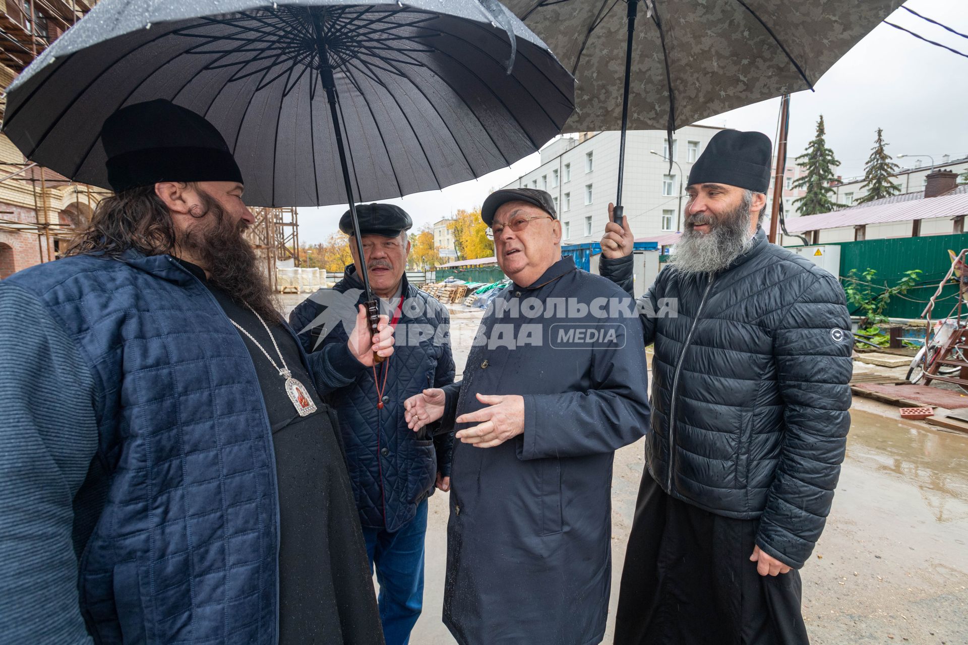 Москва. Епископ Сергиево-Посадский, викарий Святейшего Патриарха Московского  Парамон, корреспондент `Комсомольской правды` Александр Гамов, член комитета Госдумы РФ по транспорту и строительству Владимир Ресин (слева направо) во время посещения  строительной площадки  храм Спиридона Тримифунского на Большой Академической.