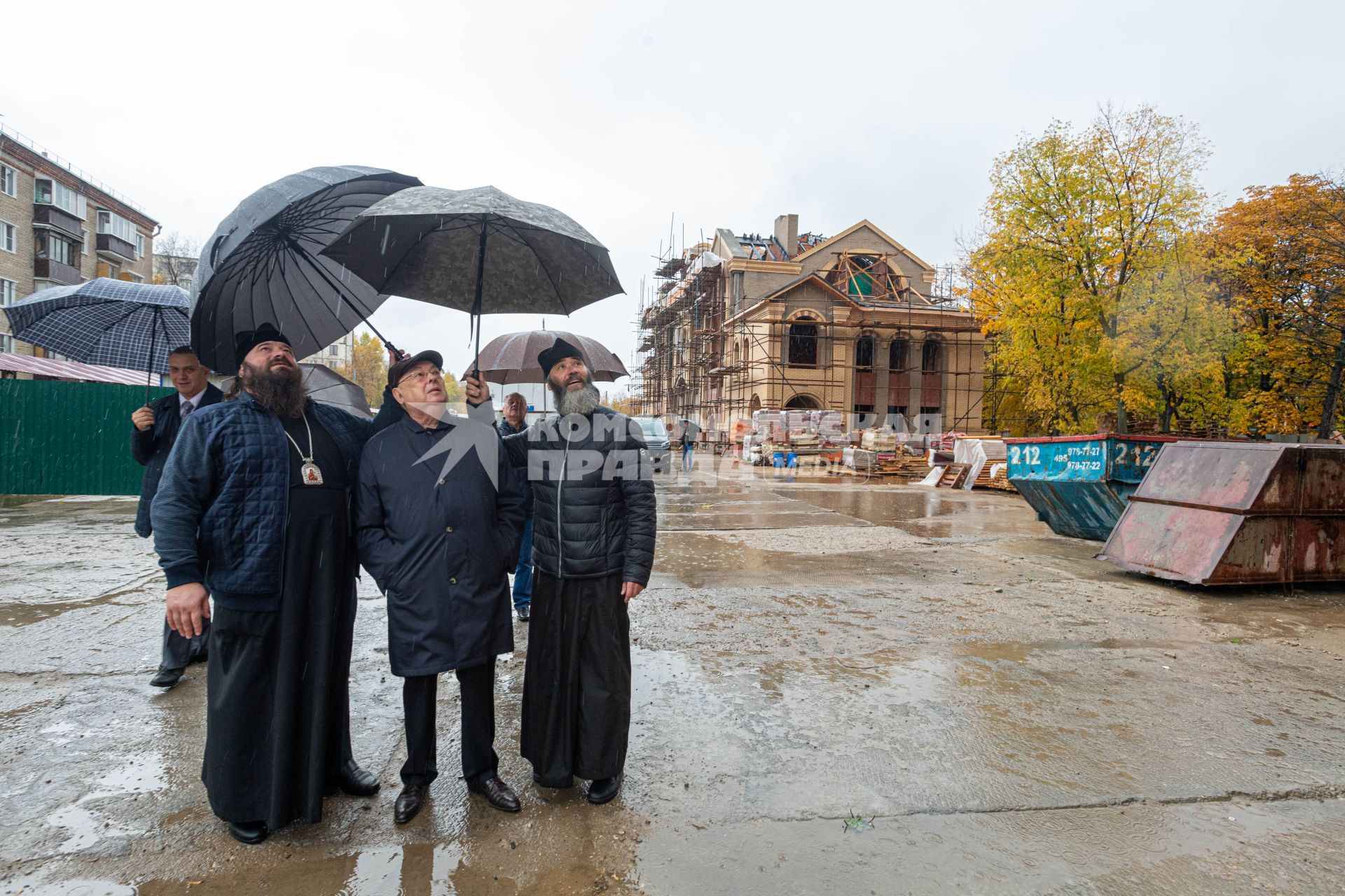 Москва. Епископ Сергиево-Посадский, викарий Святейшего Патриарха Московского  Парамон, член комитета Госдумы РФ по транспорту и строительству Владимир Ресин (слева направо) во время посещения  строительной площадки  храм Спиридона Тримифунского на Большой Академической.