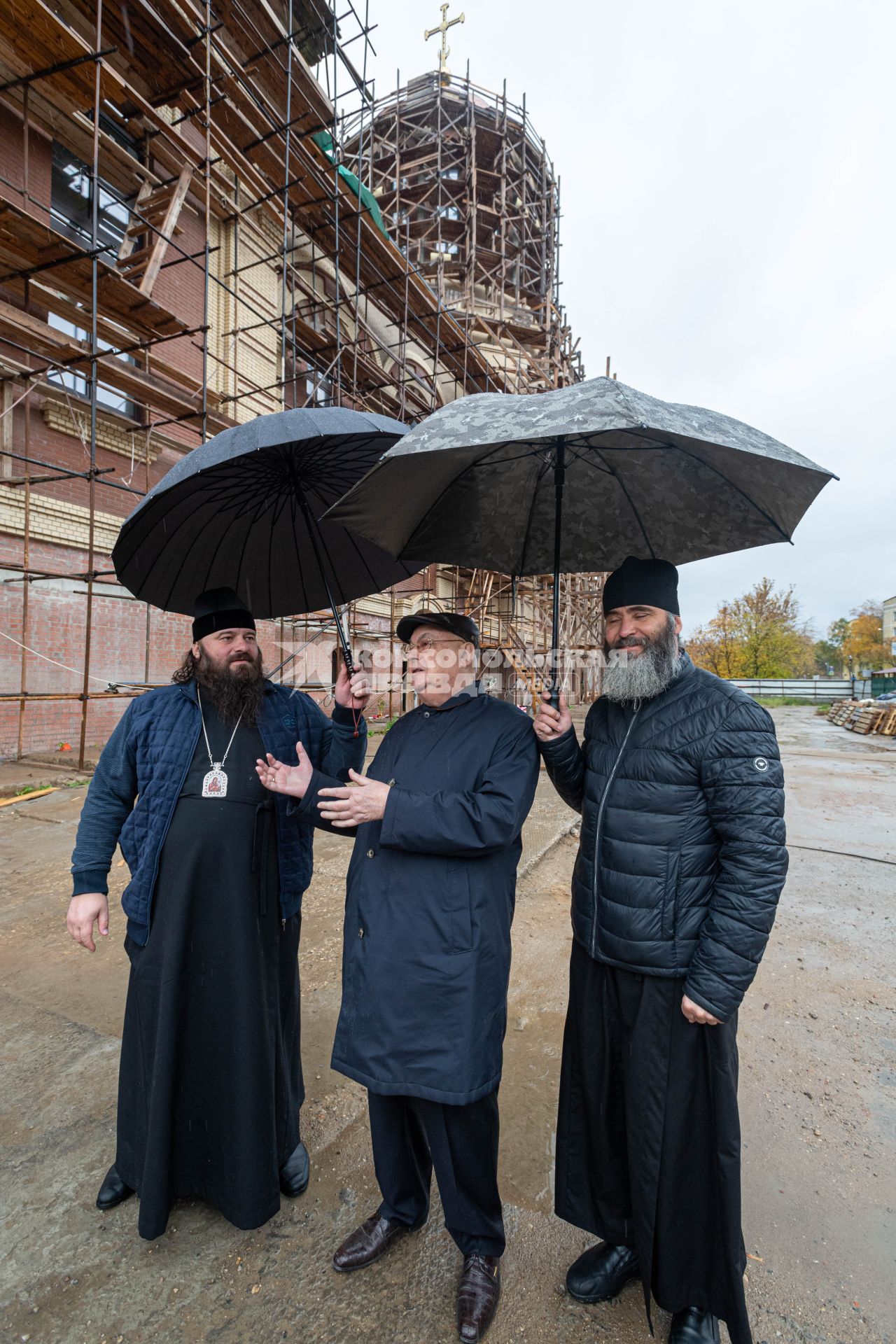 Москва. Епископ Сергиево-Посадский, викарий Святейшего Патриарха Московского  Парамон, член комитета Госдумы РФ по транспорту и строительству Владимир Ресин (слева направо) во время посещения  строительной площадки  храм Спиридона Тримифунского на Большой Академической.