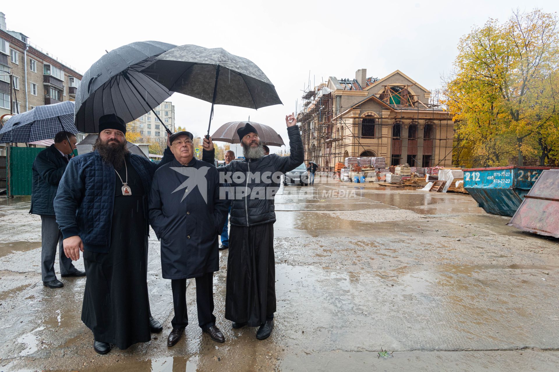 Москва. Епископ Сергиево-Посадский, викарий Святейшего Патриарха Московского  Парамон, член комитета Госдумы РФ по транспорту и строительству Владимир Ресин (слева направо) во время посещения  строительной площадки  храм Спиридона Тримифунского на Большой Академической.