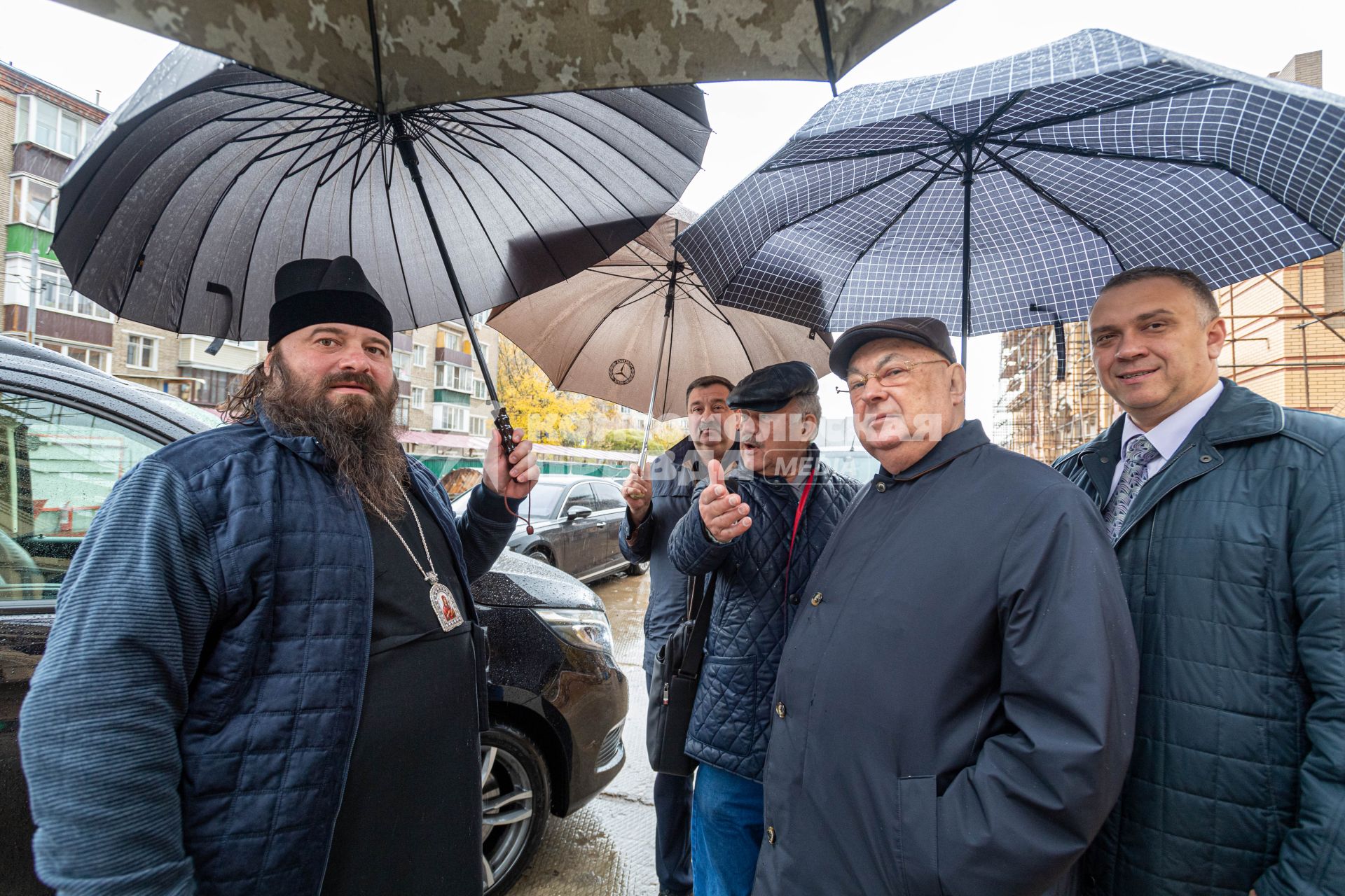 Москва. Епископ Сергиево-Посадский, викарий Святейшего Патриарха Московского  Парамон, член комитета Госдумы РФ по транспорту и строительству Владимир Ресин (второй справа) во время посещения  строительной площадки  храм Спиридона Тримифунского на Большой Академической.