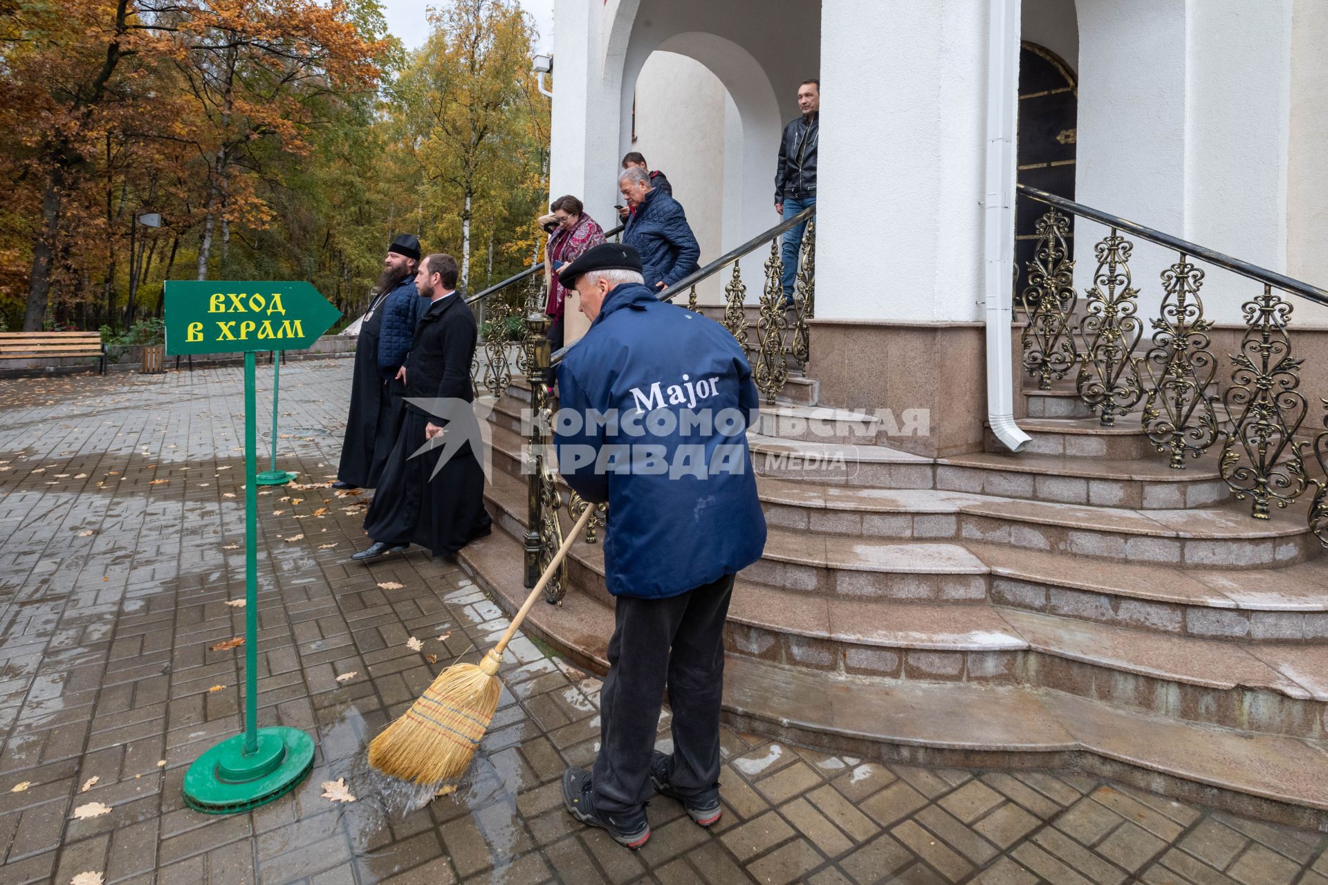 Москва. Во время посещения  недавно построенного  храма  Матроны Московской  на улице Софьи Ковалевской.