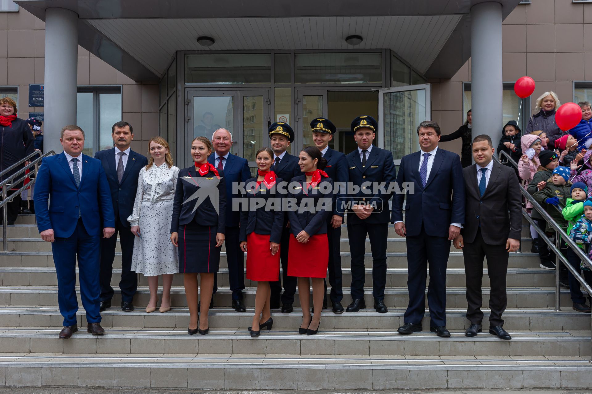 Санкт-Петербург. Командир  воздушного судна  Airbus 321`Уральских авиалиний` Дамир   Юсупов ( в центре) и члены его экипажа, посадившие неисправный самолет в кукурузном поле в Подмосковье, провели  урок мужества  в школе # 546 .