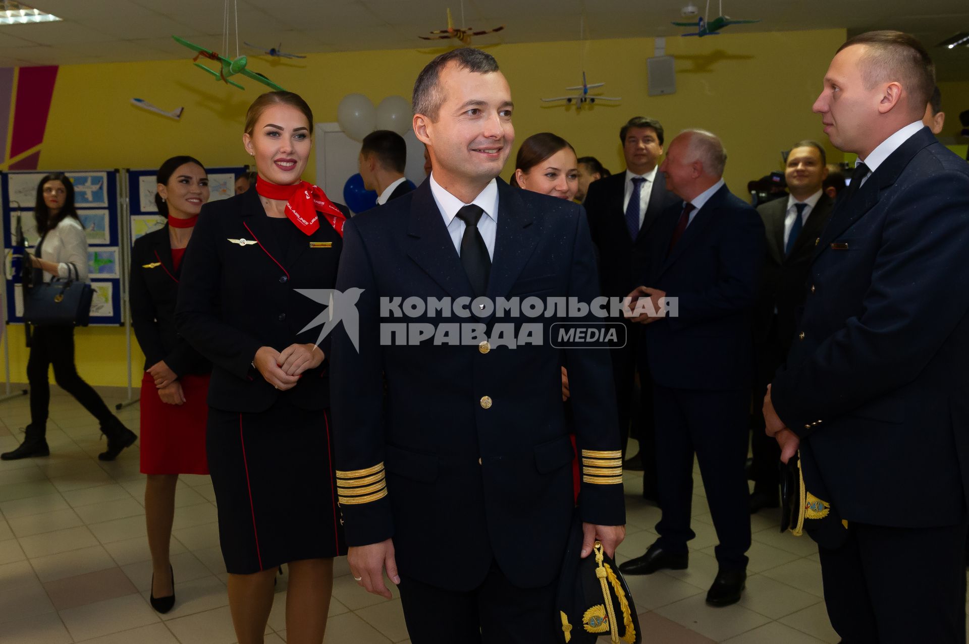 Санкт-Петербург. Командир  воздушного судна  Airbus 321`Уральских авиалиний` Дамир   Юсупов  и члены его экипажа, посадившие неисправный самолет в кукурузном поле в Подмосковье, провели  урок мужества  в школе # 546 .