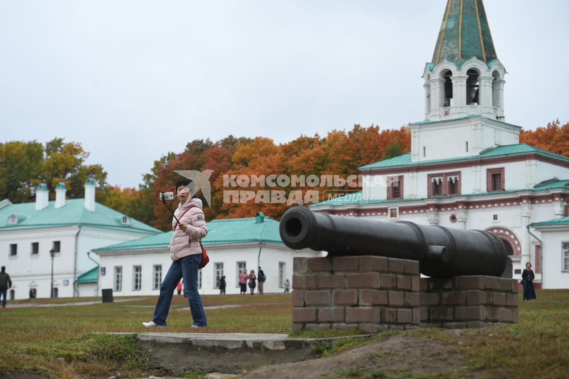 Москва. Женщина фотографируется на фоне ворот Государева двора на территории музея-заповедника `Коломенское`.