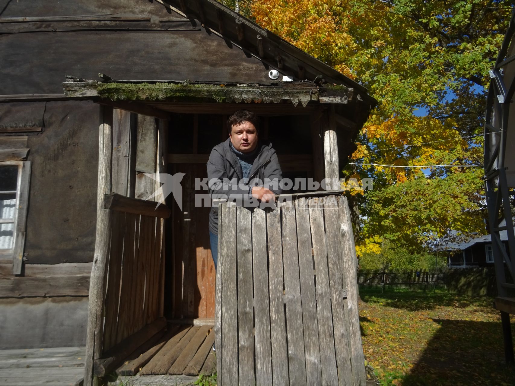 Псковская область, Пушкинские горы. Корреспондент `Комсомольской правды`Павел Клоков в доме, где жил Сергей Довлатов.