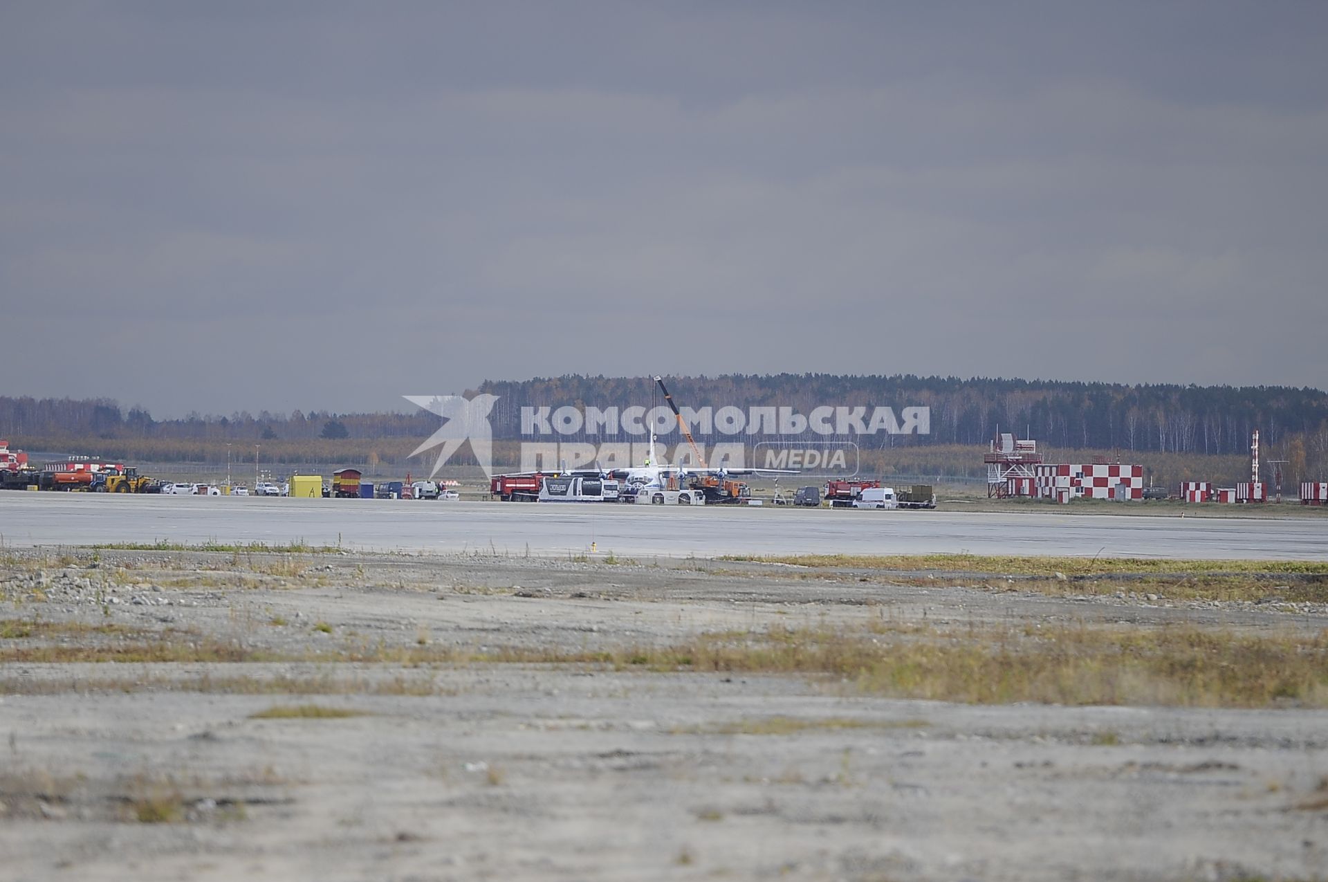 Екатеринбург. Военно-транспортный самолет АН-12, совершивший аварийную посадку в аэропорту `Кольцово` имени Акинфия Демидова.