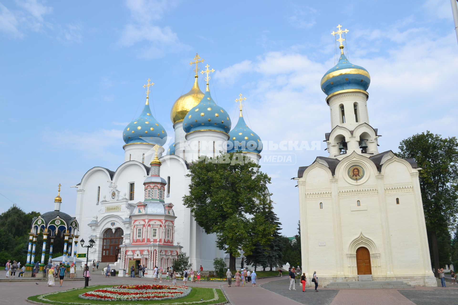 Московская область, Сергиев Посад. Вид на Успенский собор и источник святой воды.