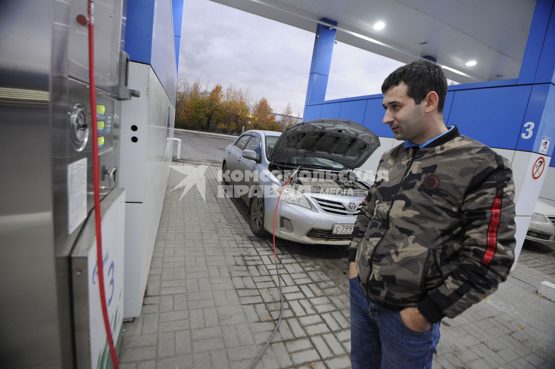 Екатеринбург. Мужчина запрявляет газом свой автомобиль на АГЗС