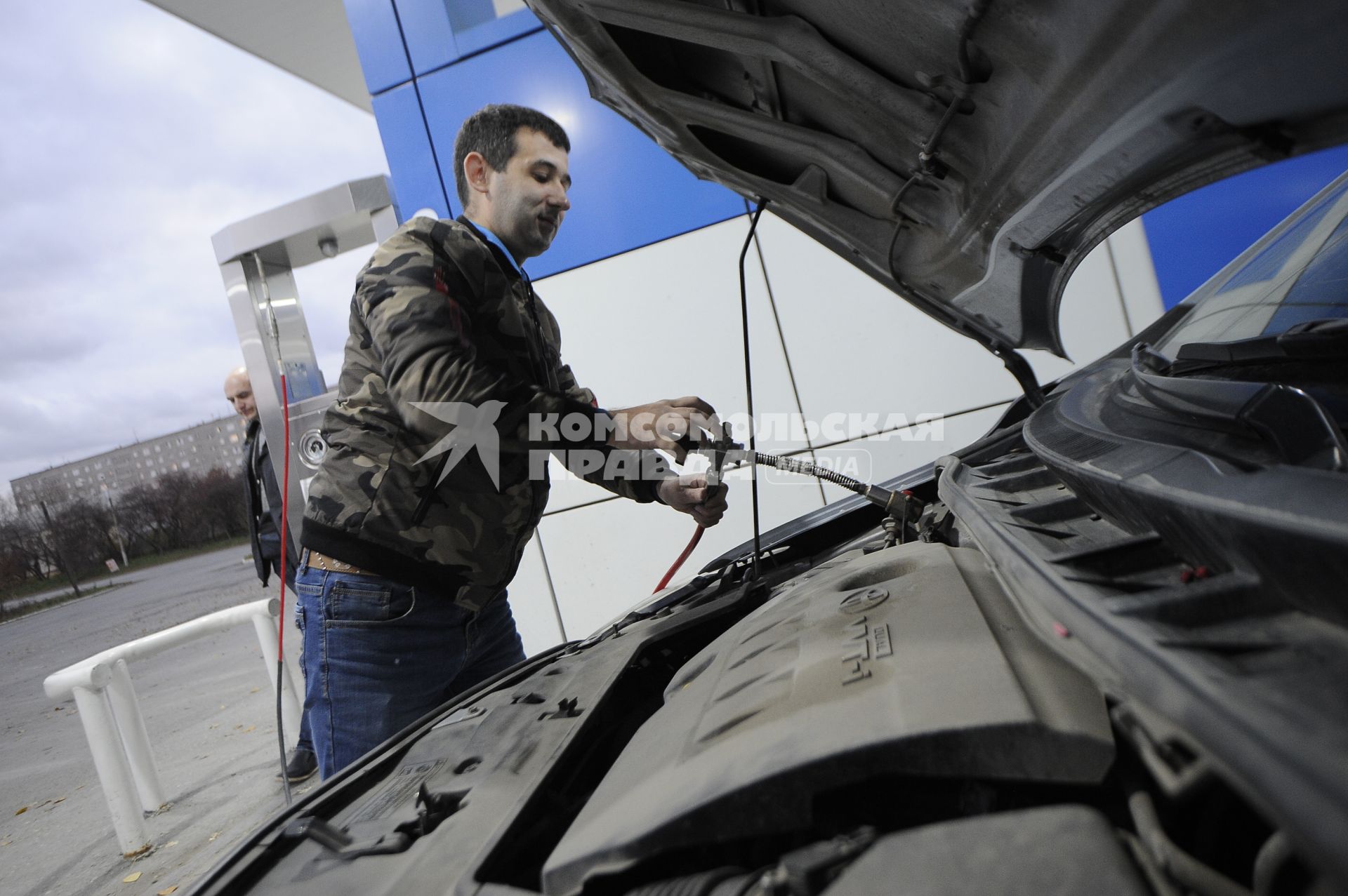 Екатеринбург. Мужчина запрявляет газом свой автомобиль на АГЗС