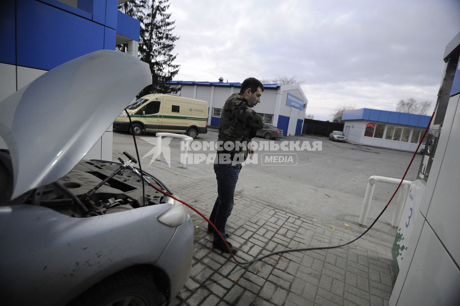 Екатеринбург. Мужчина запрявляет газом свой автомобиль на АГЗС