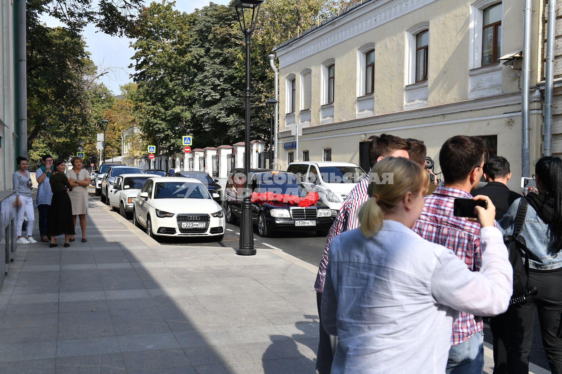 Москва.  Свадебный катафалк режиссера Константина Богомолова и телеведущей Ксении Собчак.