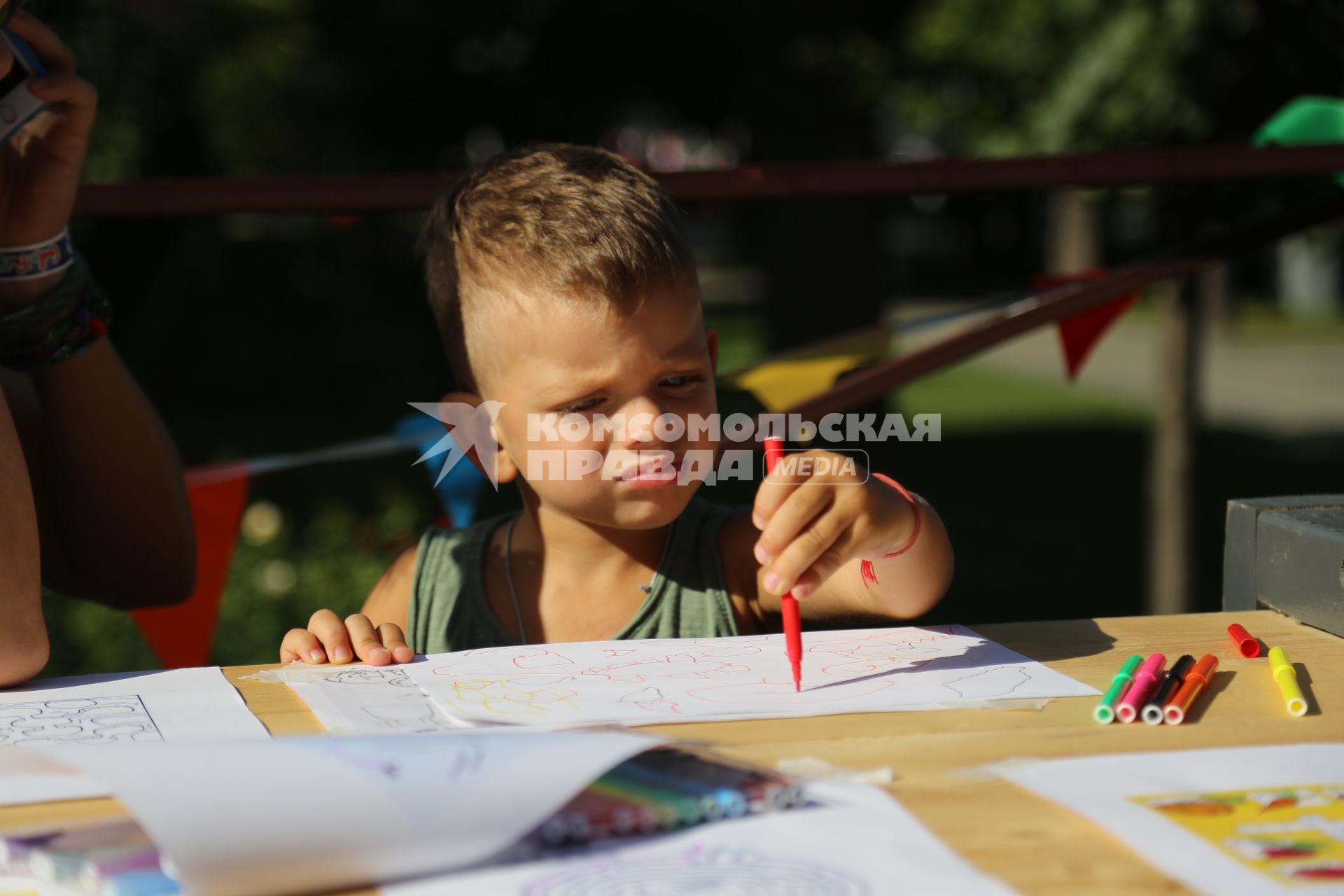 Диск350. Сад ЭРМИТАЖ. Фестиваль ГАЛАФЕСТ - 2019. На снимке: мальчик рисует фломастерами