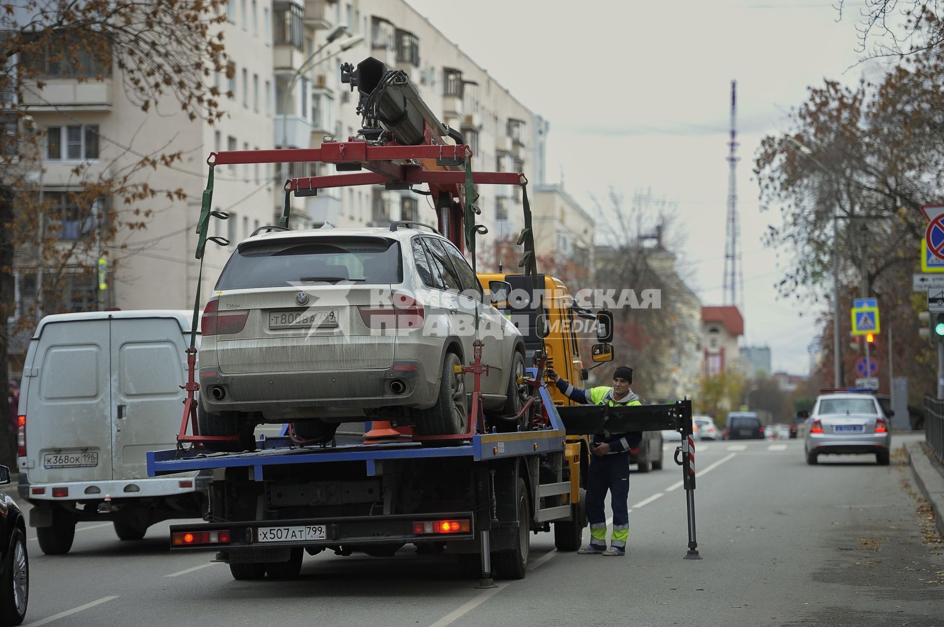 Екатеринбург. Эвакуация неправильно припаркованного автомобиля с дороги