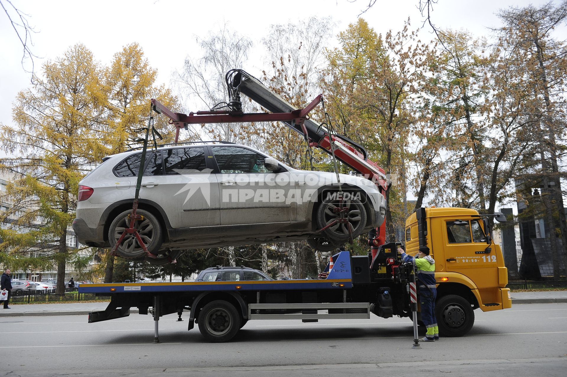 Екатеринбург. Эвакуация неправильно припаркованного автомобиля с дороги