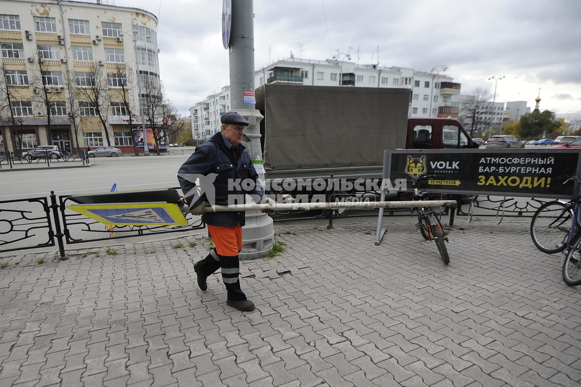 Екатеринбург. Рабочий устанавливает дорожный знак у пешеходного перехода