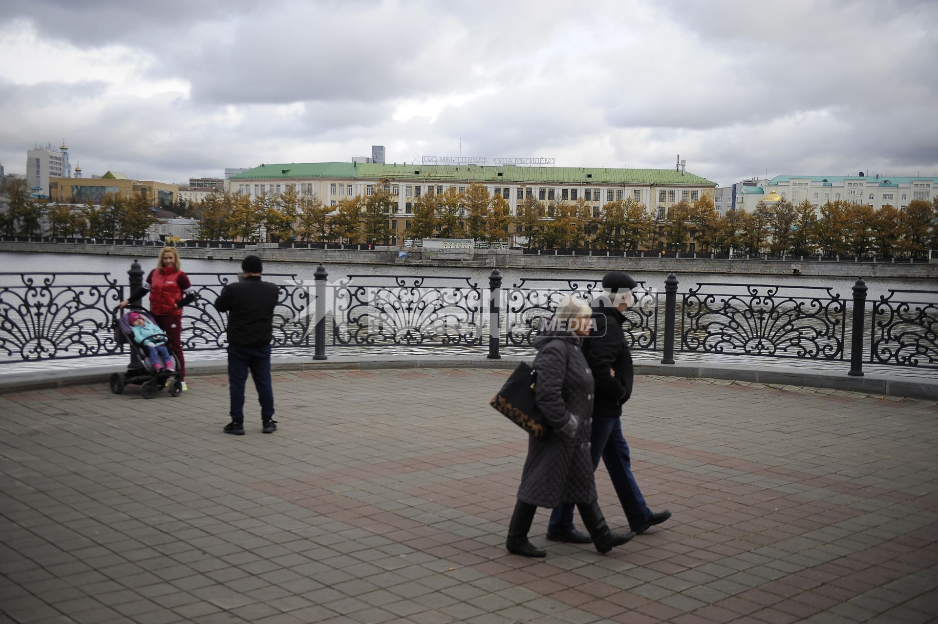 Екатеринбург. Здание уральского приборостроительного завода. В результате общегородского опроса, строительство храма святой Екатерины начнется на его месте. В мае 2019 прошли массовые протесты из-за решения властей строить храм на месте сквера у драматического театра