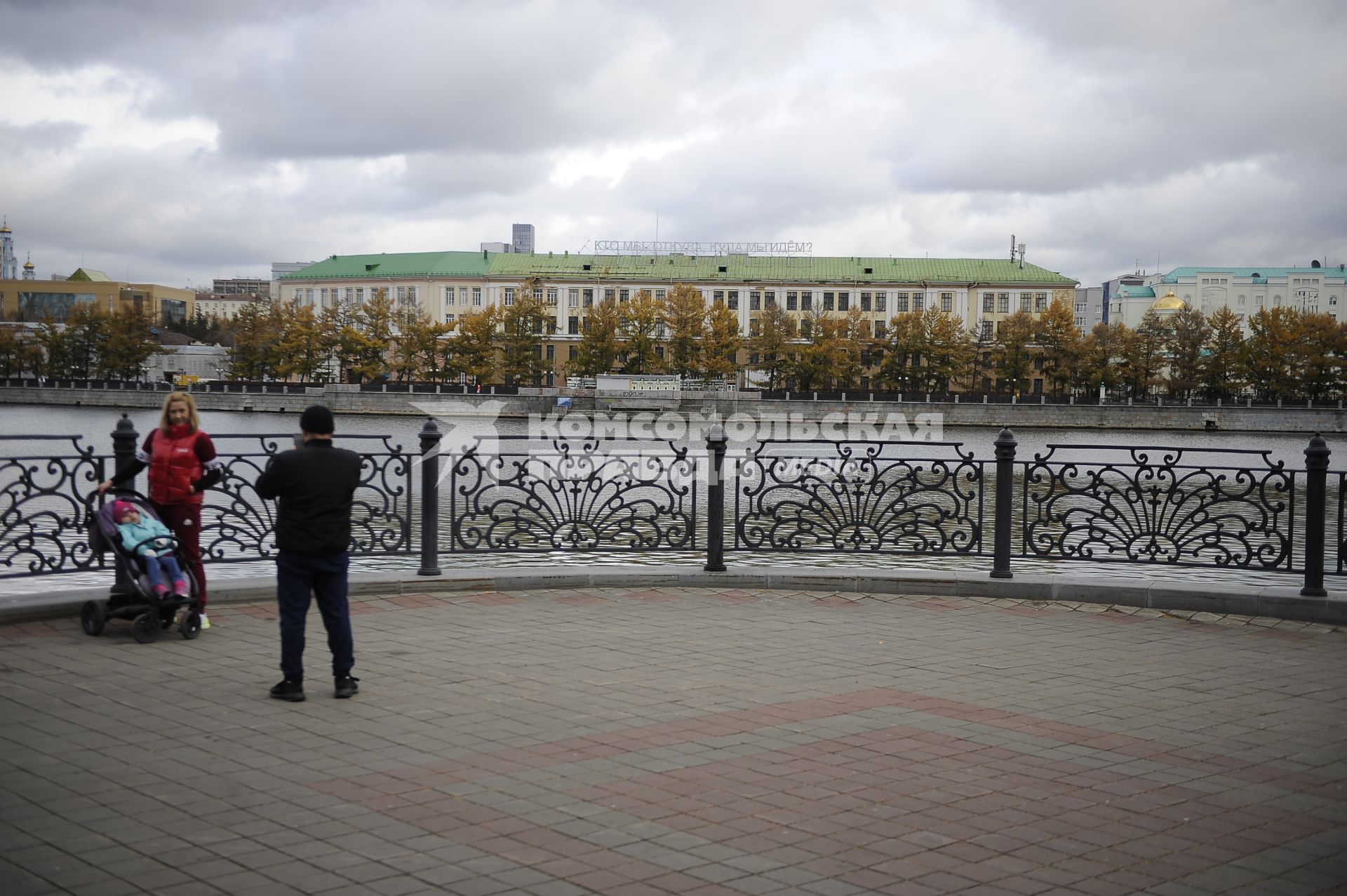 Екатеринбург. Здание уральского приборостроительного завода. В результате общегородского опроса, строительство храма святой Екатерины начнется на его месте. В мае 2019 прошли массовые протесты из-за решения властей строить храм на месте сквера у драматического театра