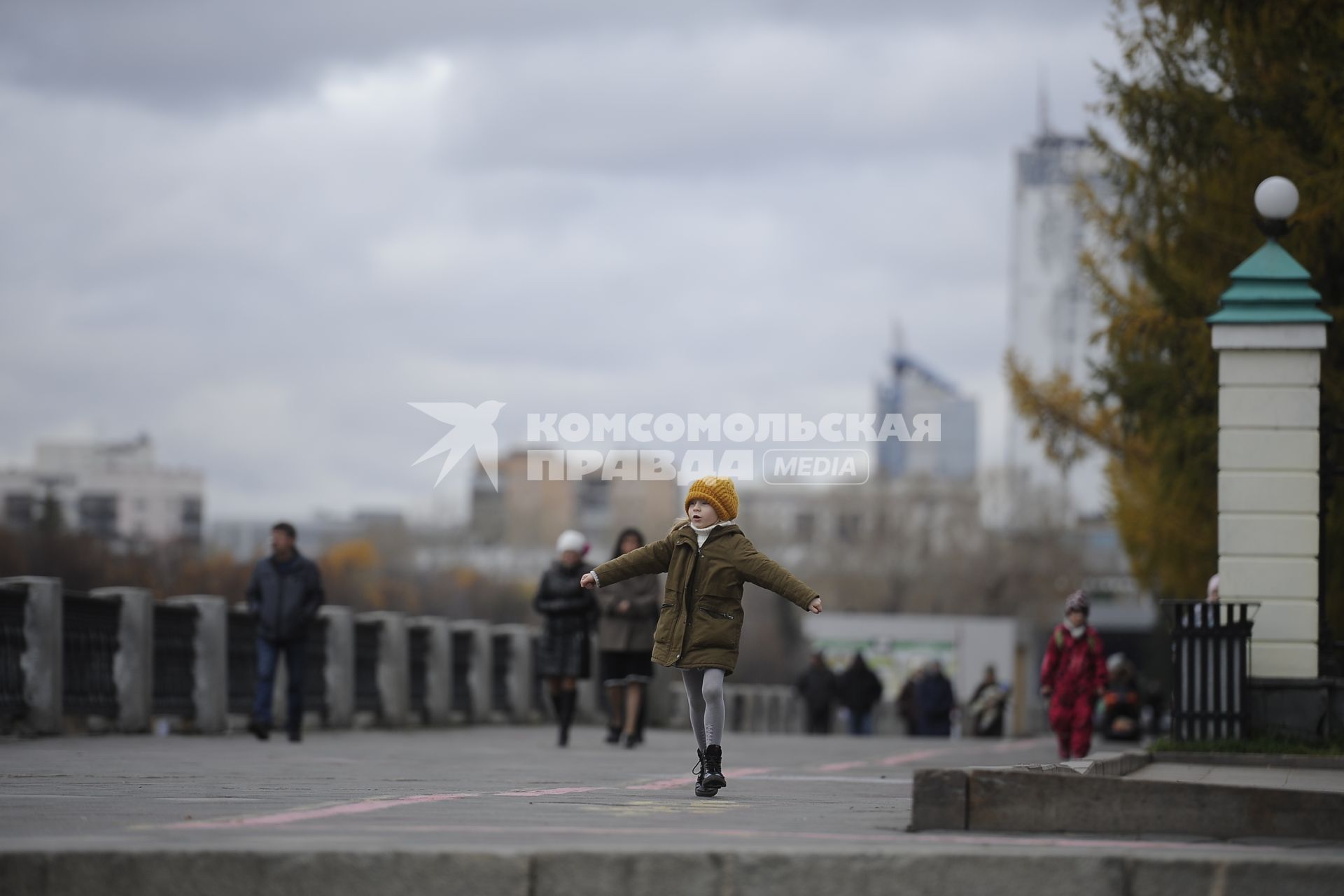 Екатеринбург. Ребенок гуляет на набережной городского пруда