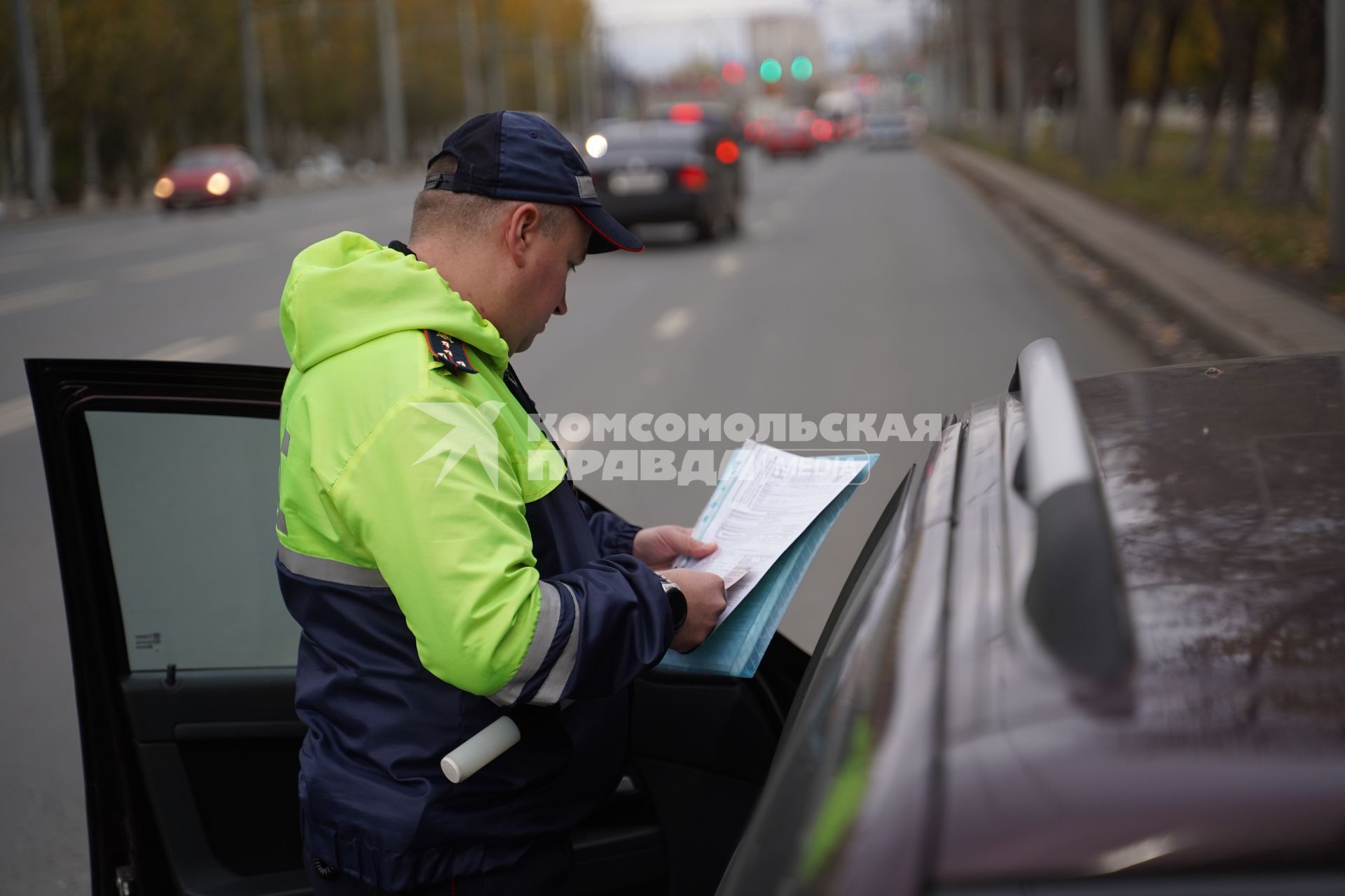 Самара.    Сотрудник ДПС проверяет документы у водителя.
