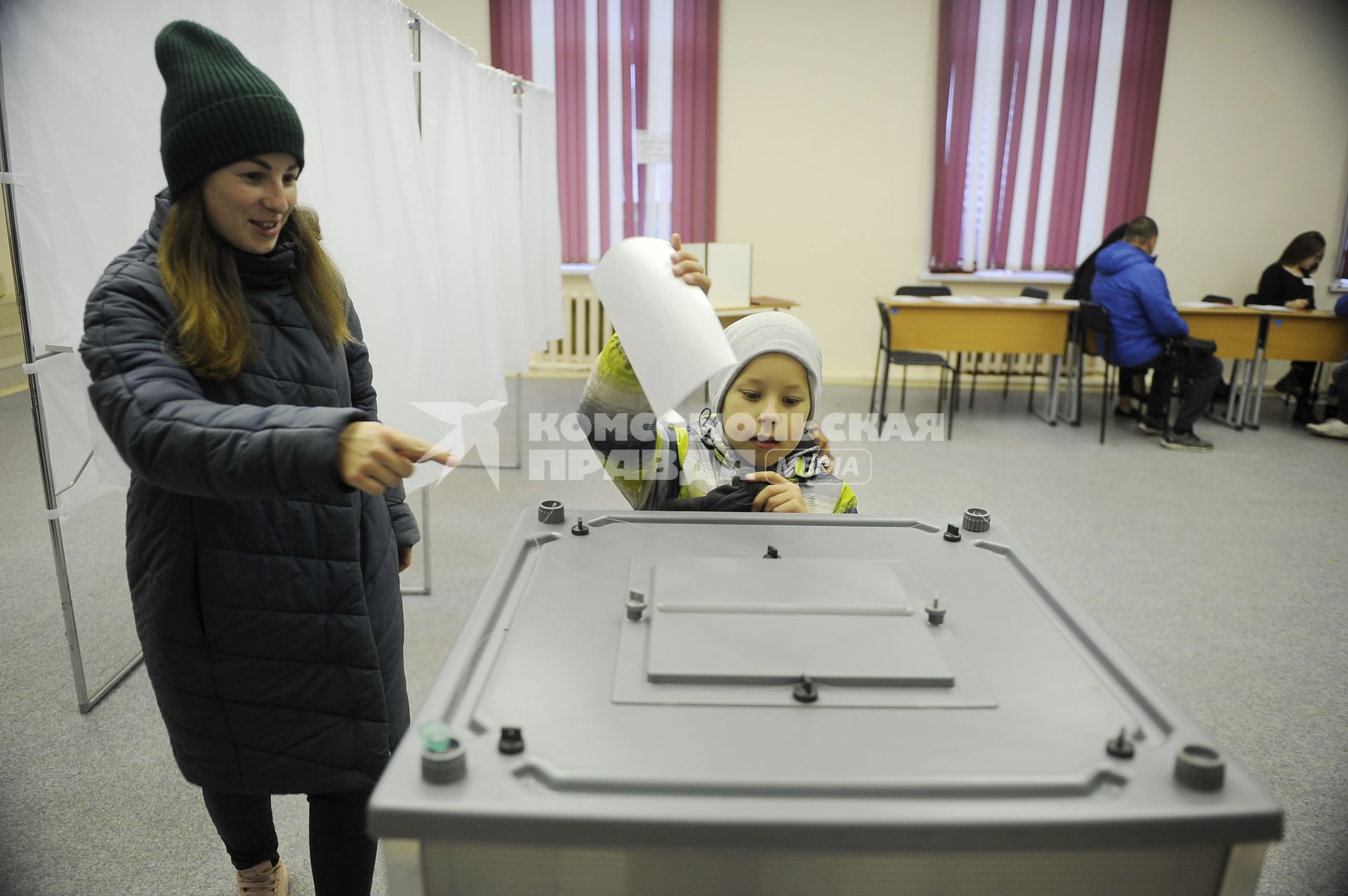 Екатеринбург. Общегородской опрос горожан о месте строительства храма святой Екатерины. В мае 2019 из-за решения властей строить храм на месте сквера у драматичкого театра произожли массовые протесты, после чего было принято решение о проведении опроса.